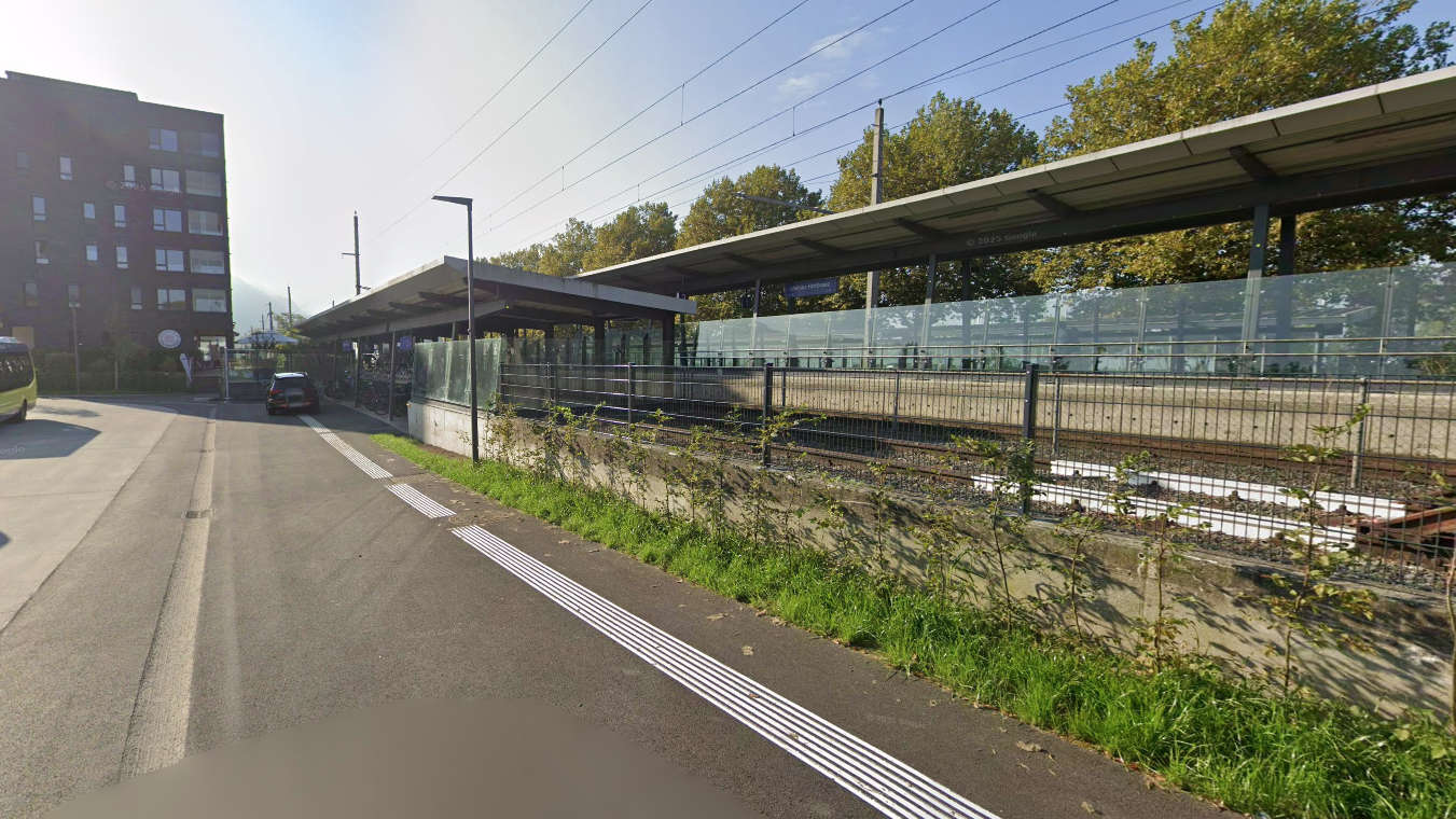 Heute.at - Zug fährt gerade ein – Frau stürzt plötzlich auf Gleis