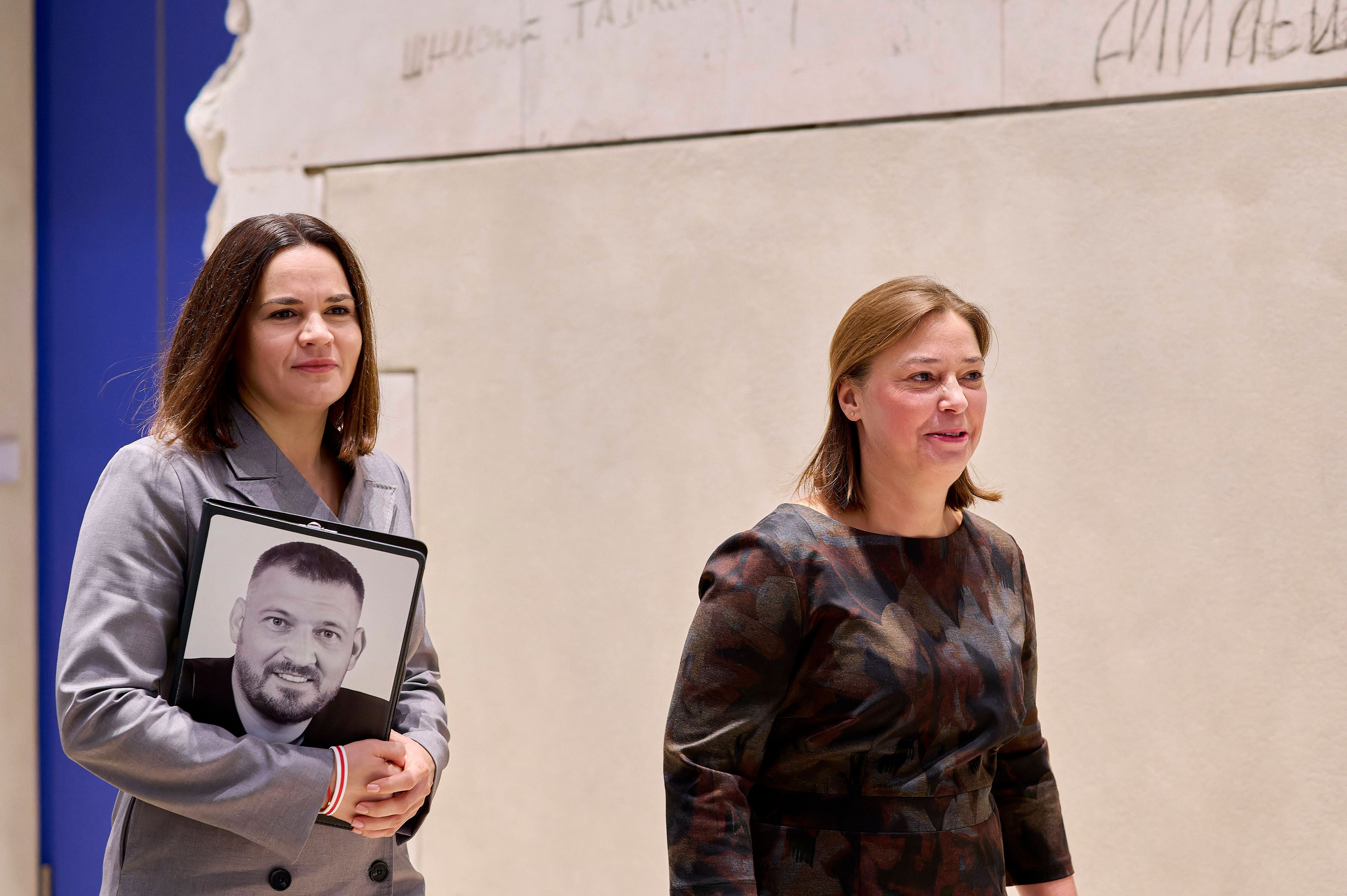 <strong>Swetlana Tichanowskaja</strong> mit einem Bild ihres Mannes bei der deutschen Bundestagsvizepräsidentin <strong>Yvonne Magwas</strong>.