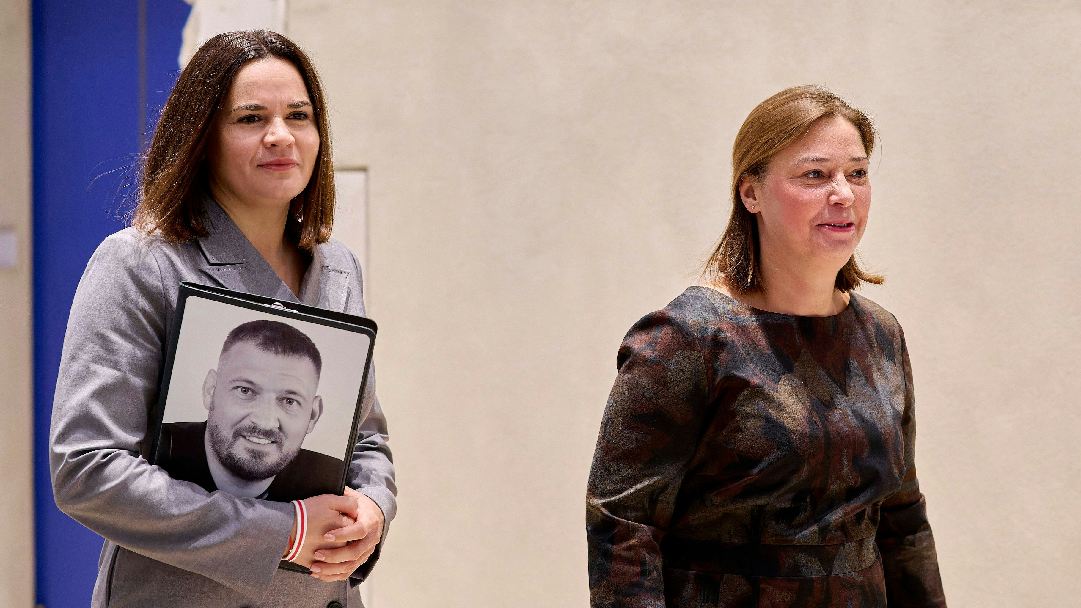 Swetlana Tichanowskaja  Yvonne Magwas EUR,Deutschland,Berlin: Bundestagsvizepräsidentin Yvonne Magwas re empfängt die führende Vertreterin der belarussischen Demokratiebewegung und Sacharow-Preisträgerin Swetlana Tichanowskaja li im Deutschen Bundestag. Sie trägt ein Foto von ihrem verhafteten Ehemann Sergei Tichanowski bei sich. Im Hintergrund: Kyrillische Inschriften die Soldaten der Roten Armee im Reichstag im Jahre 1945 hinterlassen haben. *** Svetlana Tikhanovskaya Yvonne Magwas EUR,Germany,Berlin Bundestag Vice-President Yvonne Magwas re receives the leading representative of the Belarusian democracy movement and Sakharov Prize winner Svetlana Tikhanovskaya li in the German Bundestag She is carrying a photo of her arrest