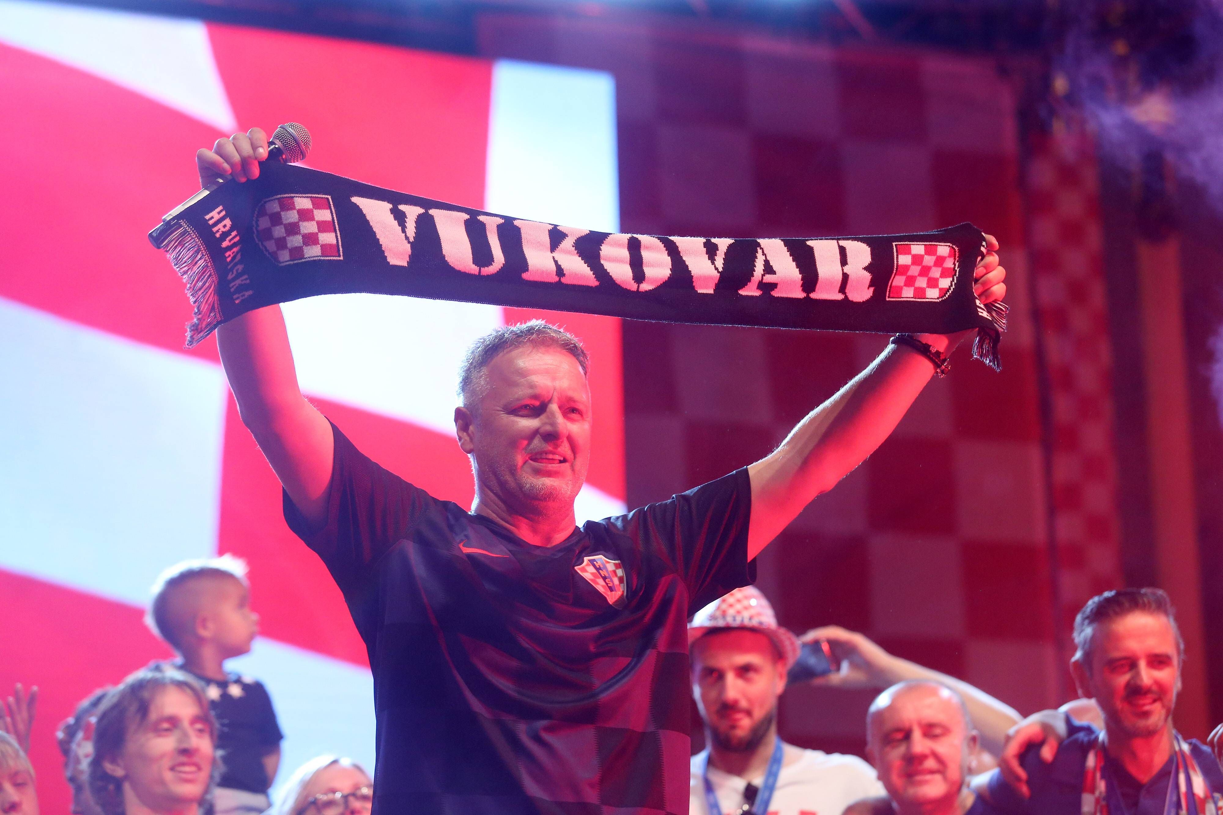 Seinen Künstlernamen „Thompson“ wählte er nach dem Maschinengewehr, das er im Kroatienkrieg trug – ein Beiname, der bis heute polarisiert.