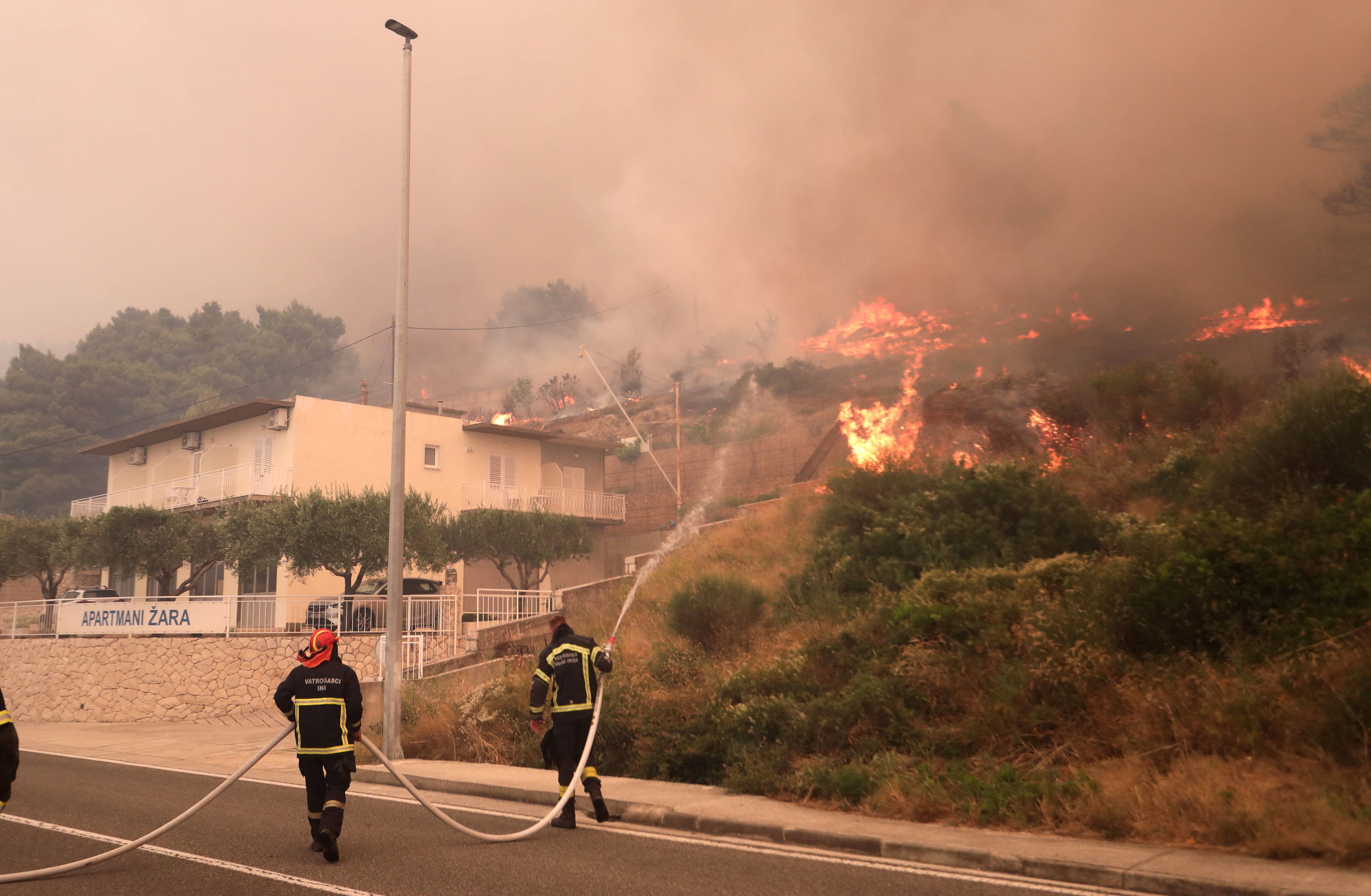 Zahlreiche Orte werden durch die Flammen bedroht.