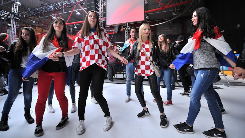 Mit patriotischen Liedern füllt er Stadien – doch seine Nähe zu rechten Symbolen sorgt regelmäßig für internationale Kritik.