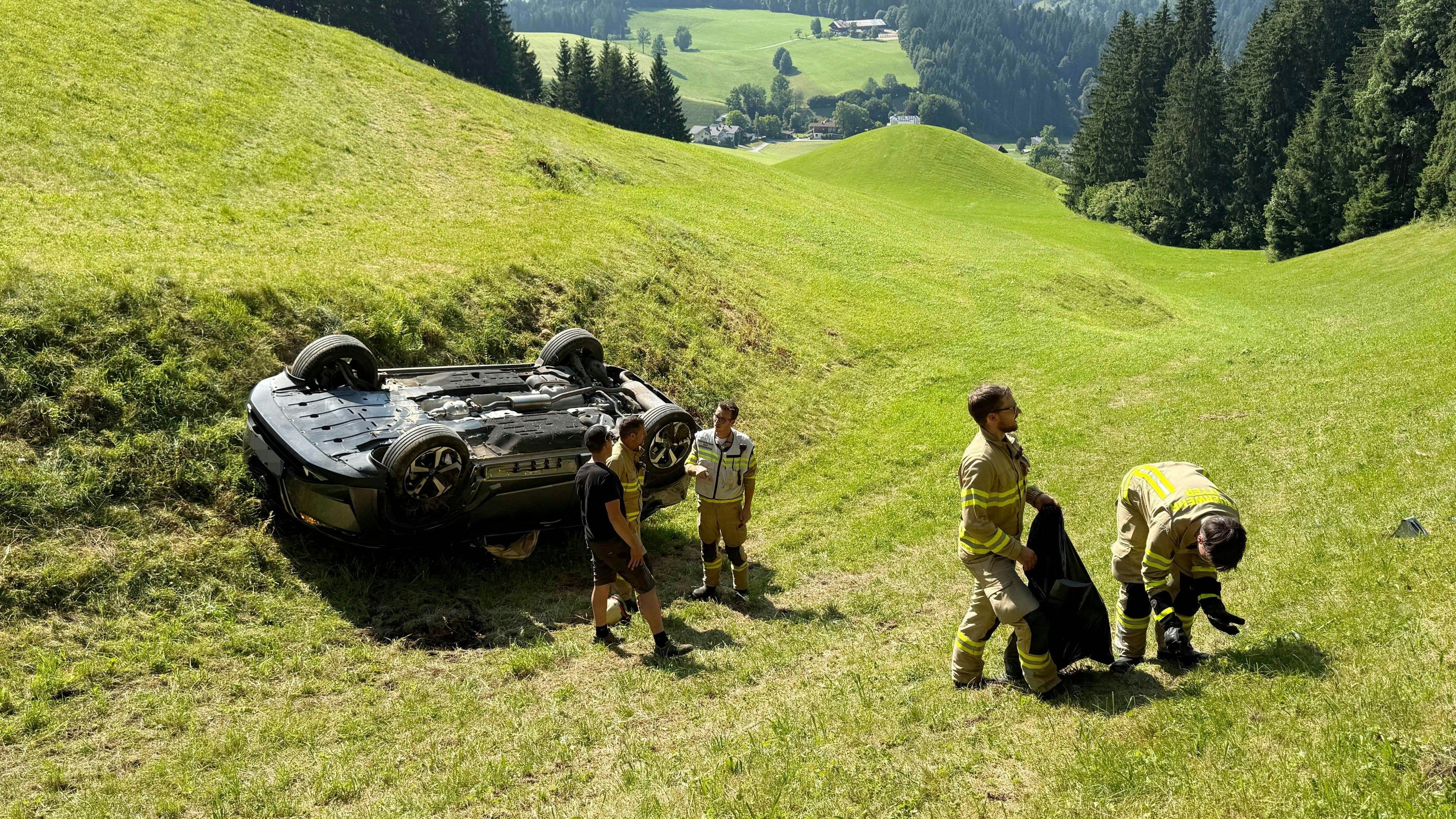 Heute.at - Autofahrer nach Überschlag in Unfall-Wrack gefangen