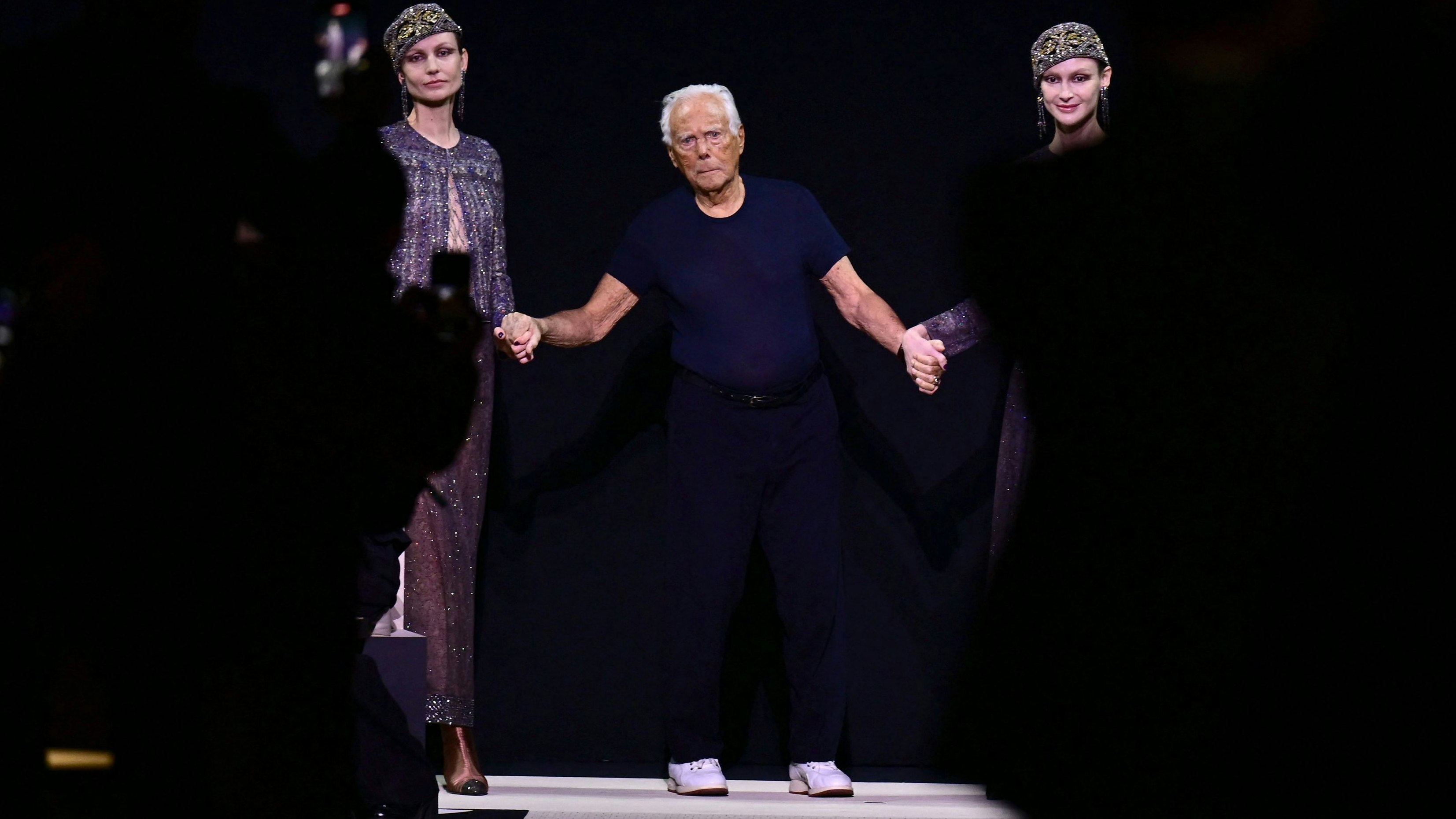 Download von www.picturedesk.com am 21.06.2025 (09:46).  CORRECTION / Italian fashion designer Giorgio Armani acknowledges the audience at the end of the Giorgio Armani's fashion show as part of the Womenswear Autumn-Winter 2025 Milan Fashion Week in Milan on March 2, 2025. (Photo by PIERO CRUCIATTI / AFP) / "The erroneous mention[s] appearing in the metadata of this photo by PIERO CRUCIATTI has been modified in AFP systems in the following manner: [March 2] instead of [March 1]. Please immediately remove the erroneous mention[s] from all your online services and delete it (them) from your servers. If you have been authorized by AFP to distribute it (them) to third parties, please ensure that the same actions are carried out by them. Failure to promptly comply with these instructions will entail liability on your part for any continued or post notification usage. Therefore we thank you very much for all your attention and prompt action. We are sorry for the inconvenience this notification may cause and remain at your disposal for any further information you may require." - 20250302_PD4535 - Rechteinfo: Rights Managed (RM) Nur für redaktionelle Nutzung! Werbliche Nutzung erfordert Freigabe: bitte schicken Sie uns eine Anfrage.
