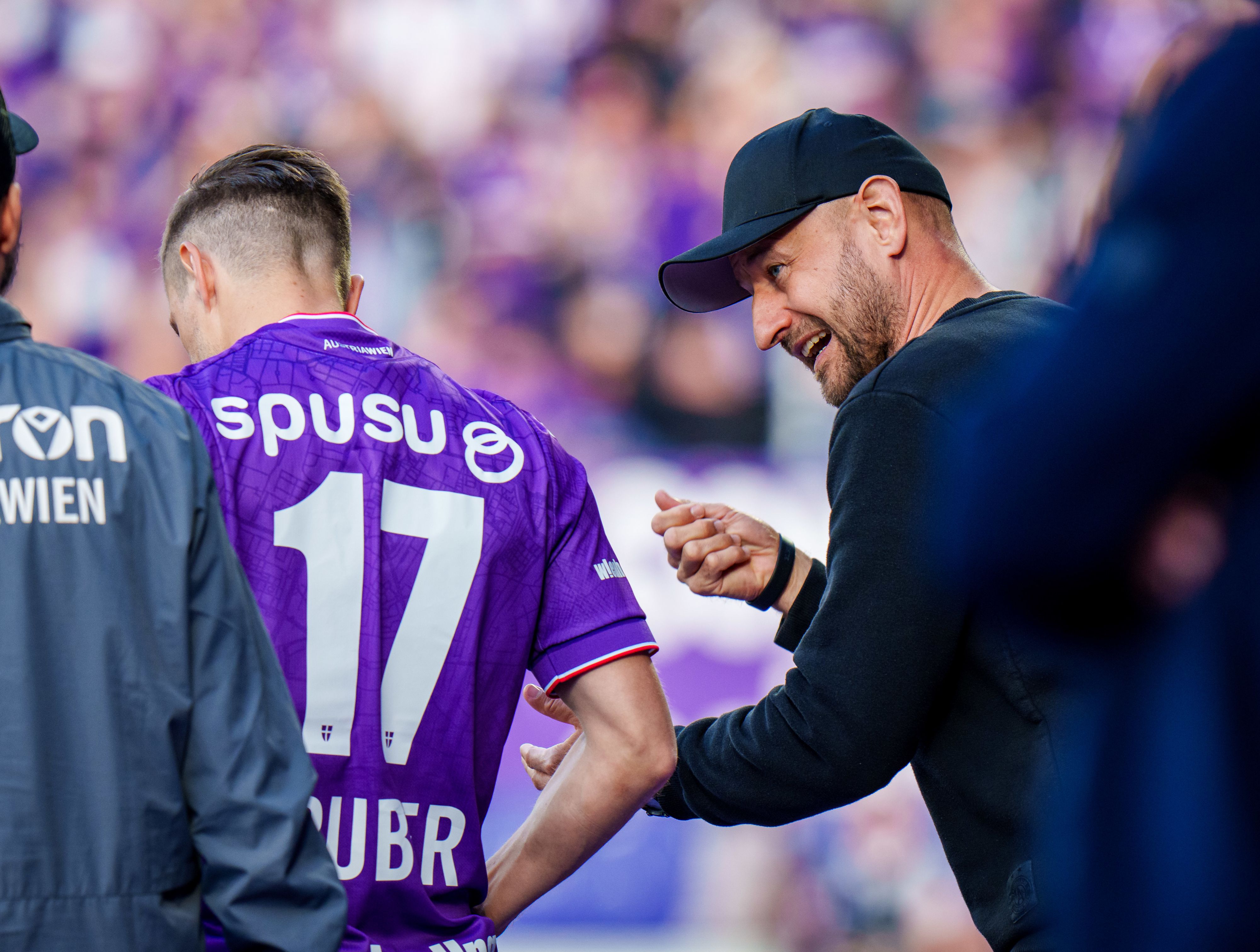 Der Kader von Stephan Helm (r.) wird noch verstärkt.