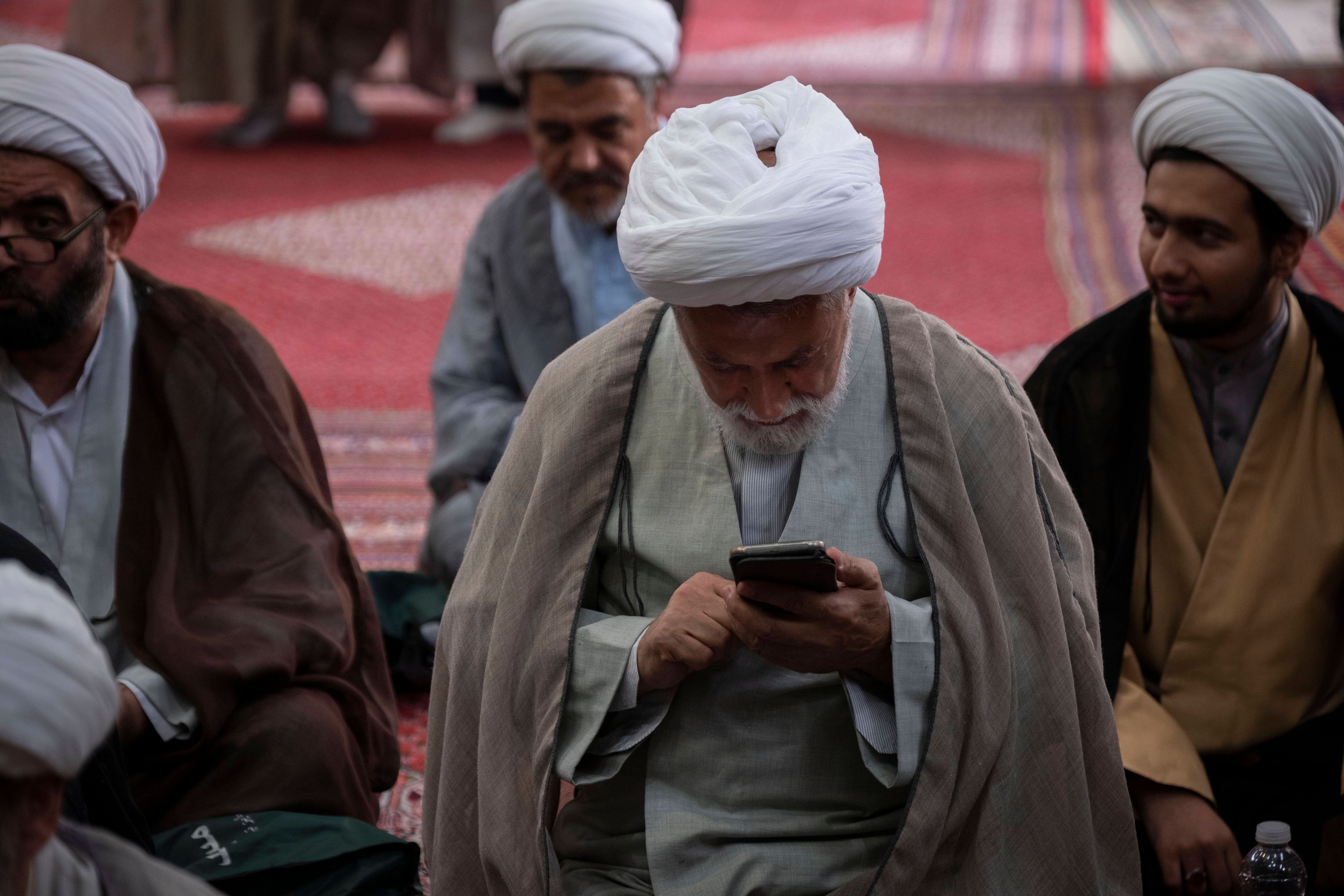 Im Iran erhalten derzeit viele Menschen bei Auslandstelefonaten auf Mobiltelefone statt einer Verbindung vorab aufgezeichnete Sprachnachrichten mit einer unheimlichen Roboterstimme.