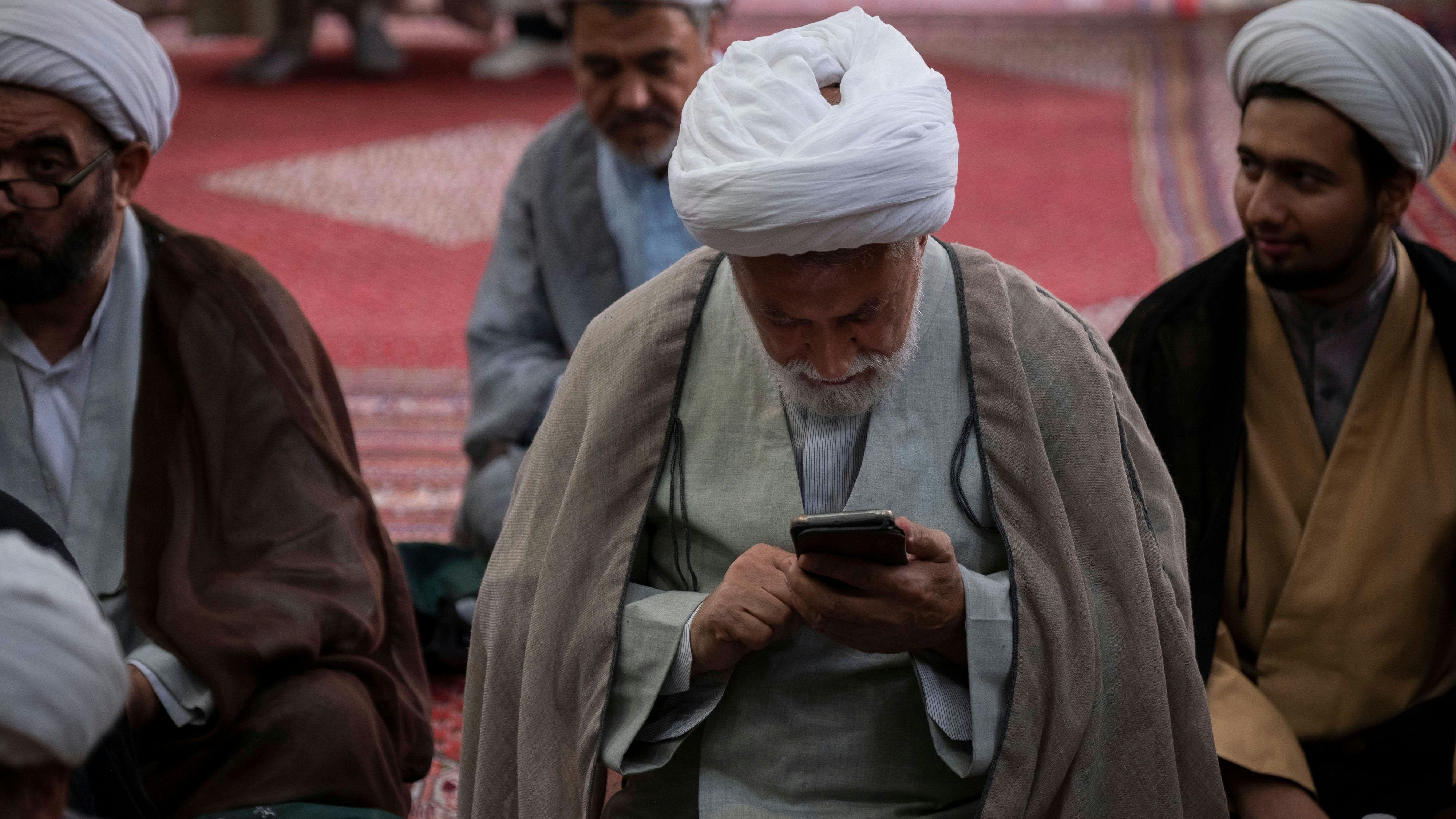 Heute.at - Iraner und Freunde hören seltsame Nachrichten am Handy