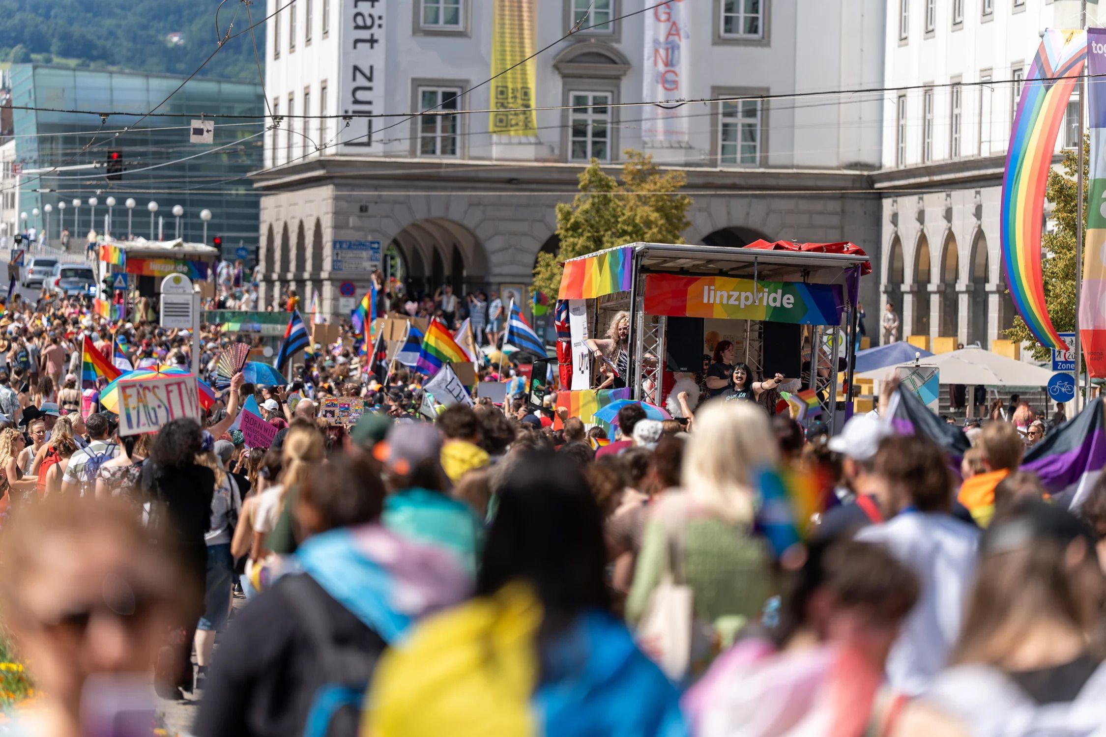 Rund 13.000 Menschen setzten am Samstag in Linz ein Zeichen für Gleichberechtigung.