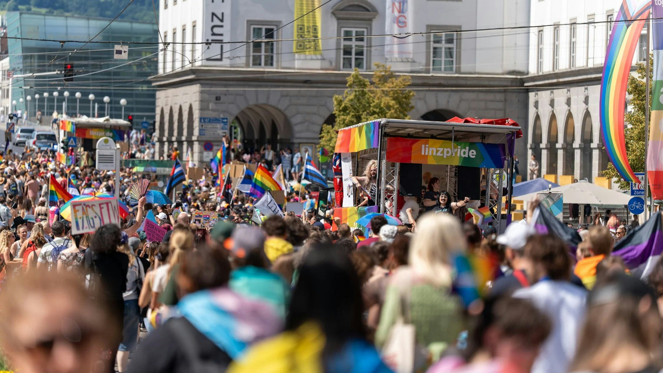 Heute.at - Mitten in Pride – Mann (23) zeigt plötzlich Hitlergruß