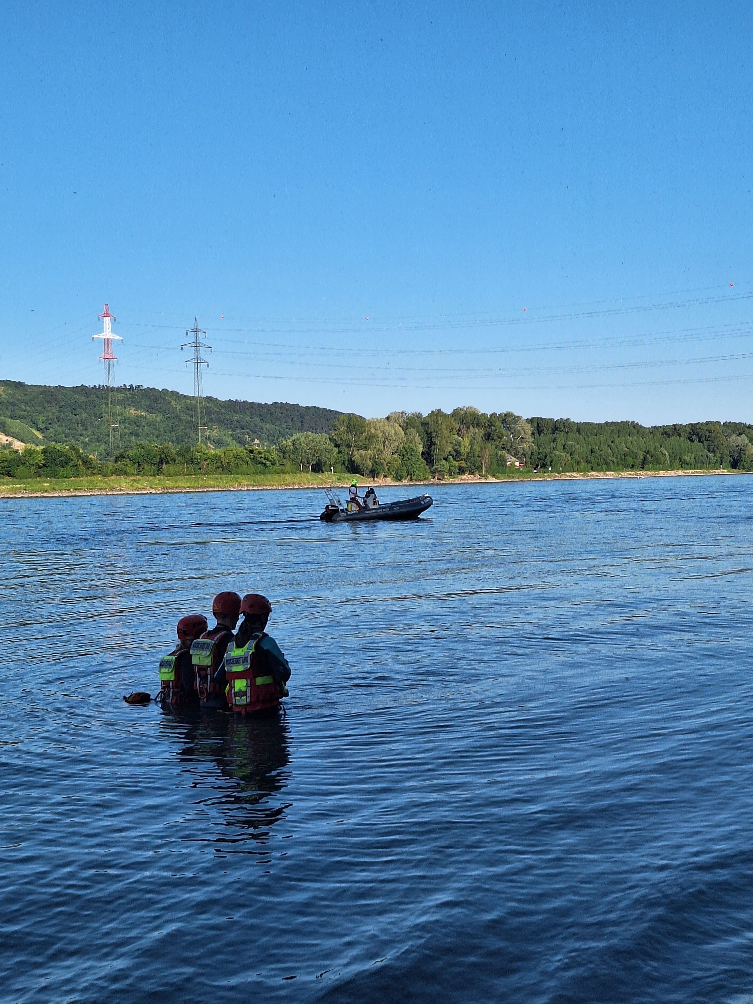 Großes Aufgebot am Wochenende: Nach einer untergegangenen Frau wurde erfolglos gesucht. Heute, Mittwoch, wurde eine Leiche in dem Bereich geborgen.