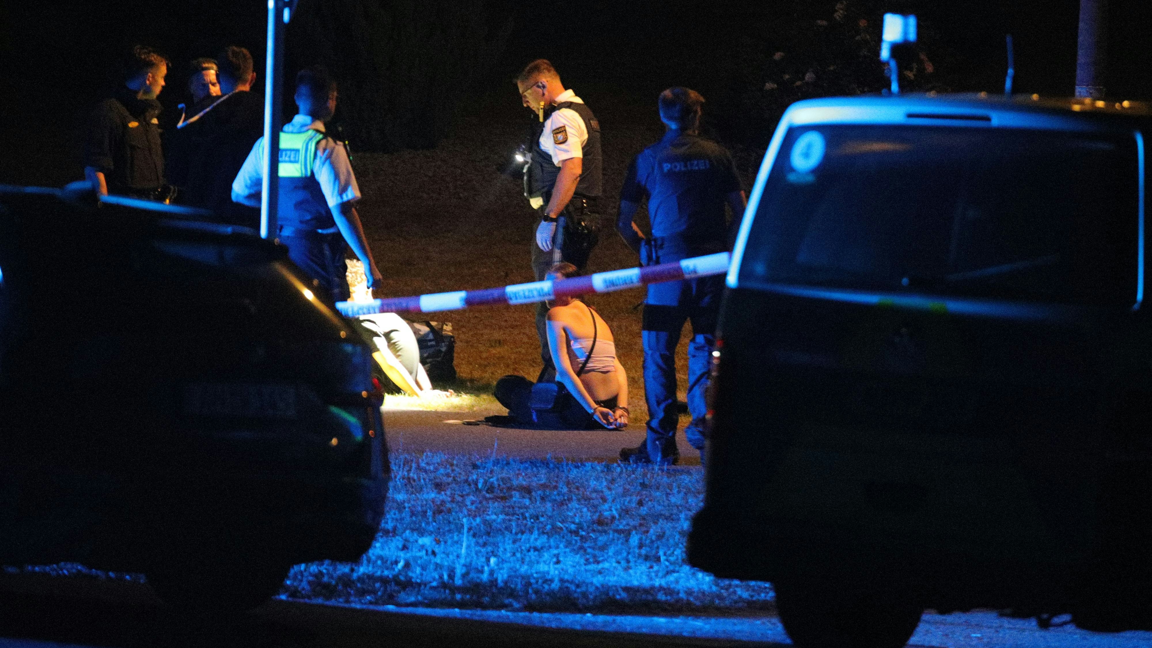 Am späten Samstagabend (22.06.2025 &nbsp;ist es im Pleinfelder Ortsteil Ramsberg&nbsp;zu einer tödlichen Auseinandersetzung unter Jugendlichen gekommen. Laut Polizei trafen zwei Gruppen Jugendlicher zunächst aufeinander, wobei es zunächst zu einem Gespräch, dann zu einem Streit kam. Im Verlauf des eskalierenden Wortwechsels entwickelte sich eine handfeste Auseinandersetzung. Dabei wurde ein 15-jähriger Jugendlicher mit einem Messer schwer verletzt. Trotz sofort eingeleiteter Reanimationsmaßnahmen erlag der Jugendliche noch am Tatort seinen Verletzungen.Die mutmaßliche Täterin, ebenfalls eine Jugendliche, 19 Jahre, flüchtete zunächst vom Tatort. Die Polizei konnte sie kurze Zeit später im Rahmen einer Fahndung festnehmen. Die Tatverdächtige befindet sich inzwischen in polizeilichem Gewahrsam. Zu den Hintergründen der Tat laufen derzeit die Ermittlungen. Anwohnerinnen und Anwohner werden gebeten, den Bereich rund um den Bahnhof zu meiden. Die Ermittlungen dauern an. Foto: NEWS5 / Markus Zahn Weitere Informationen... https://www.news5.de/news/news/read/37249