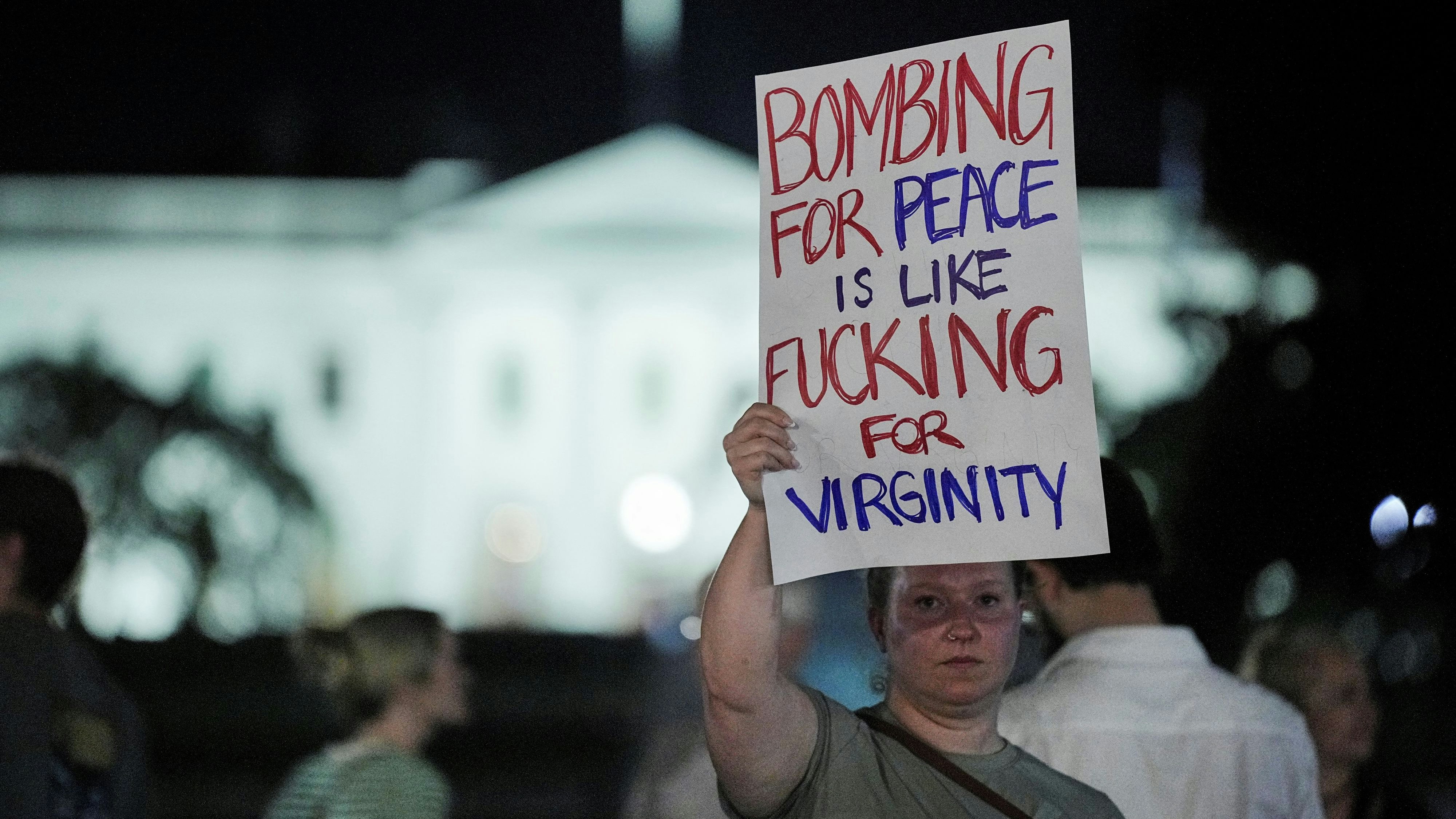 Eine Aktivistin hält vor dem Lafayette Park in Washington, D.C. ein Protest-Plakat hoch