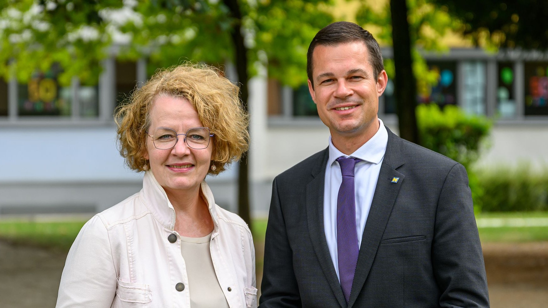 NÖ Bildungs-Landesrätin Christiane Teschl-Hofmeister (li.) und Bildungsdirektor Karl Fritthum (re.) gratulieren den 7.350 Absolventinnen und Absolventen.