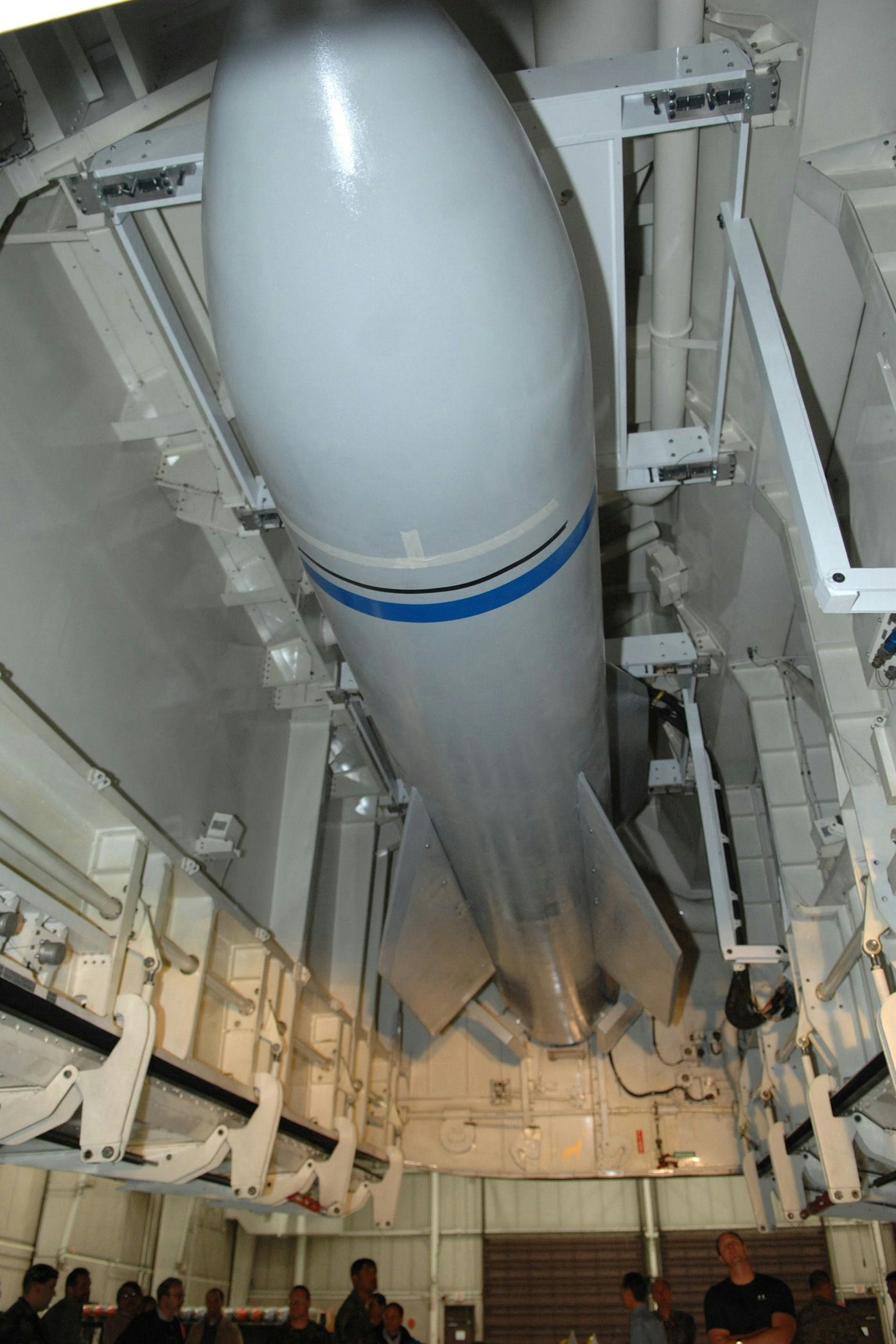 Dieses Foto der US-Luftwaffe zeigt ein Modell des Massive Ordnance Penetrator auf der Whiteman Air Force Base in Missouri 
