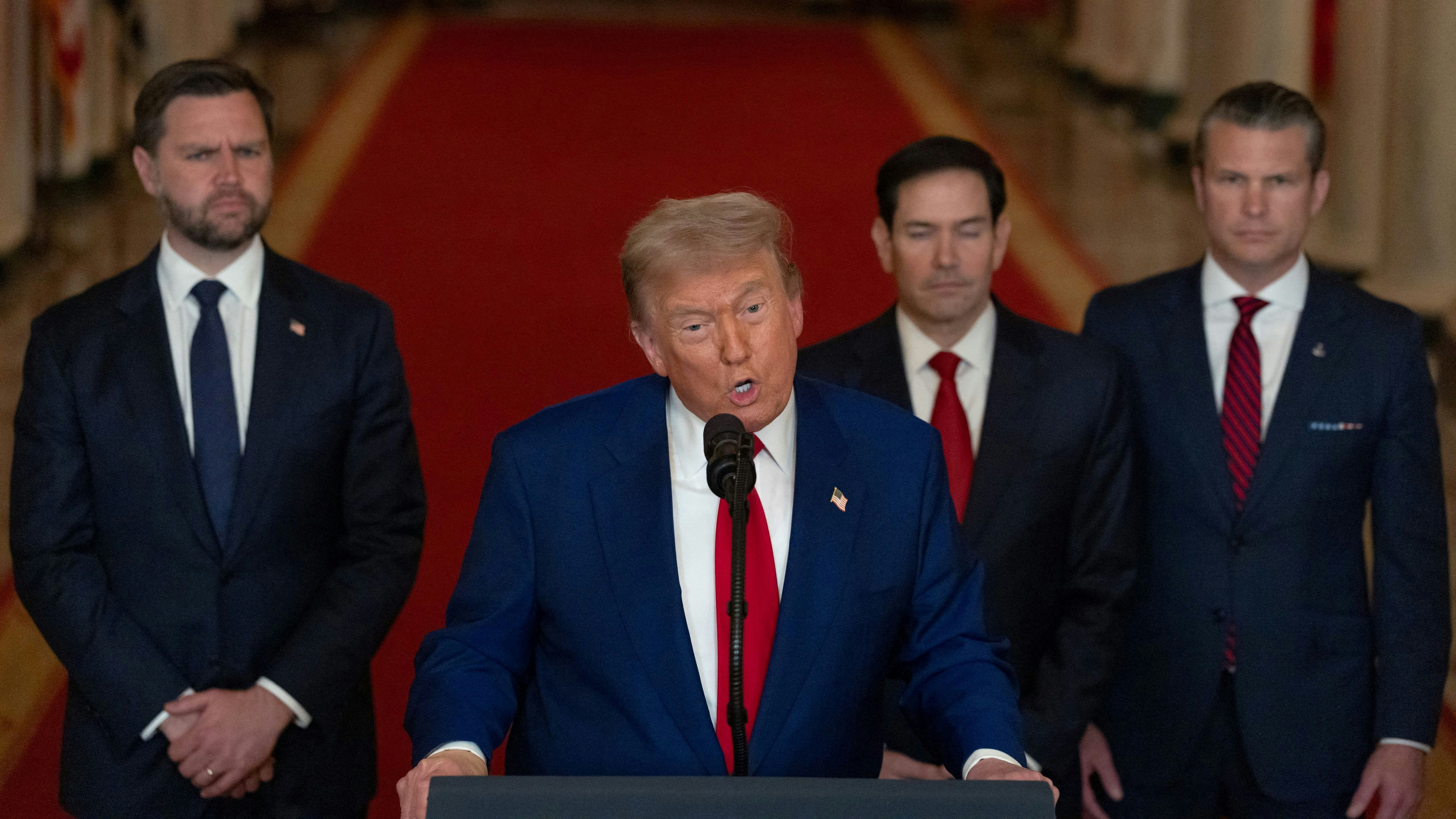 US-Präsident Donald Trump hält eine Rede zur Nation, flankiert von Vizepräsident JD Vance, US-Außenminister Marco Rubio und US-Verteidigungsminister Pete Hegseth