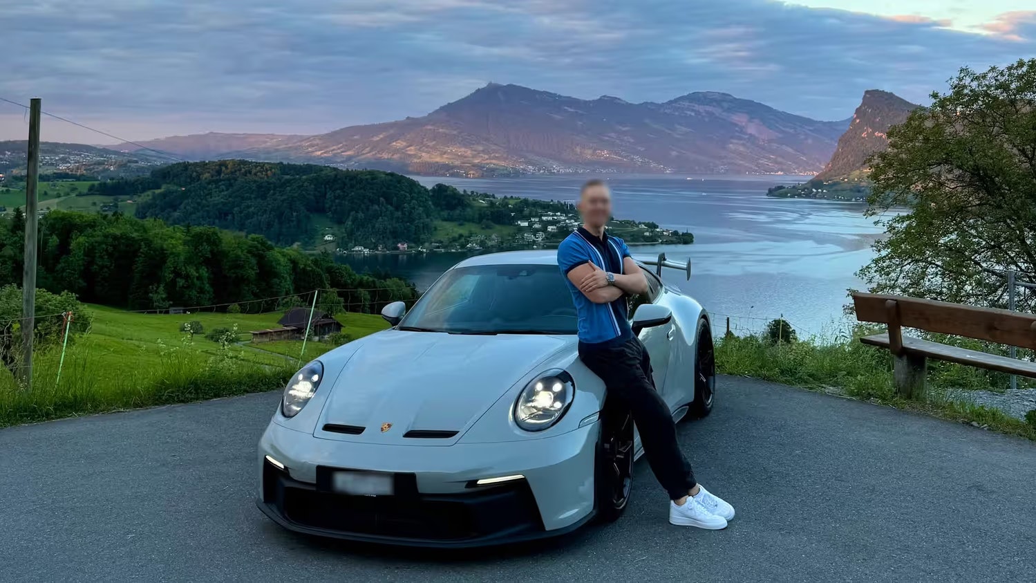 R.W. hat sich ein KI-Business aufgebaut, bei dem er durch KI fiktive Models erstellt.