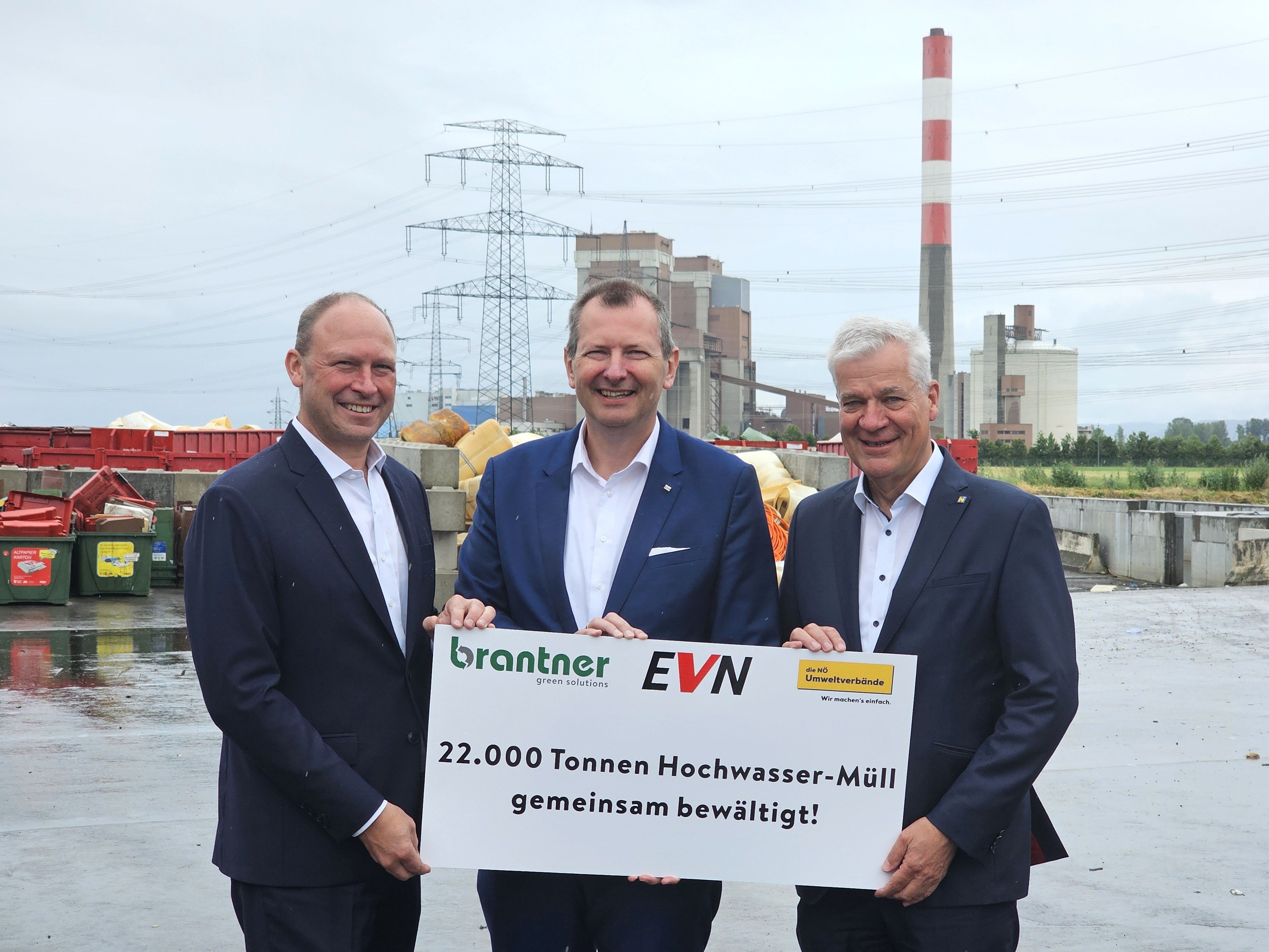  v.l.n.r.: Manfred Vogl, Geschäftsführer Brantner green solutions, EVN Vorstandsdirektor Stefan Stallinger und LAbg. Anton Kasser, Präsident der NÖ Umweltverbände