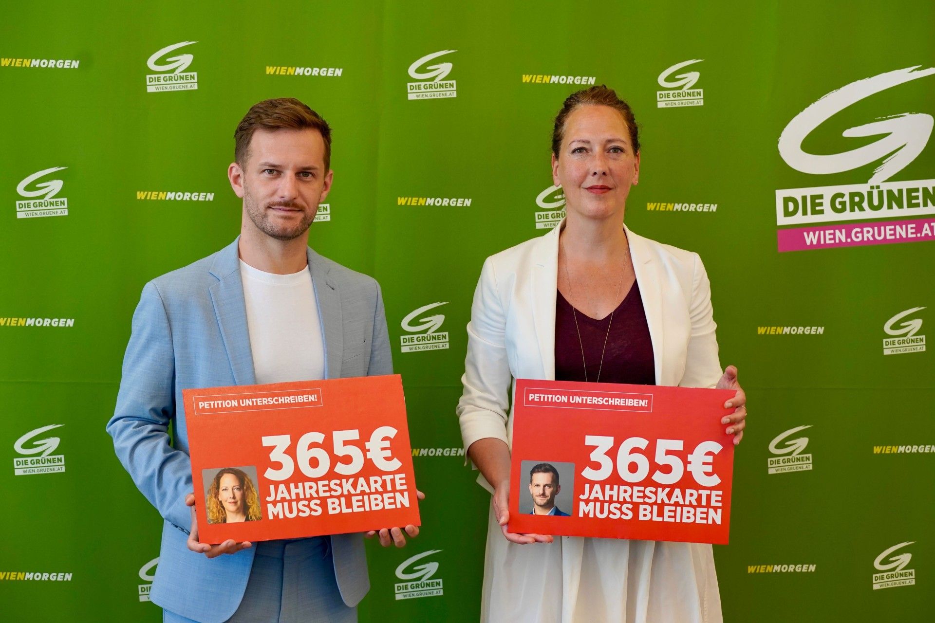 Grünen-Chefs Peter Kraus und Judith Pühringer präsentieren ihre Petition zum Erhalt der 365-Euro-Jahreskarte – als Reaktion auf die SPÖ-Ankündigung zur Teuerung.
