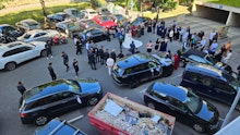 Laute Musik, Trommeln! Großhochzeit vor Gemeindebau