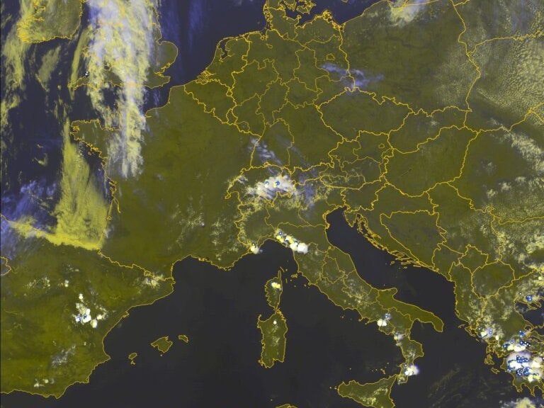 Satellitenbild von Samstagnachmittag: Hoch Zora sorgt verbreitet für sonniges Sommerwetter, nur in den Westalpen und NW-Italien sind Gewitter zu erwarten.