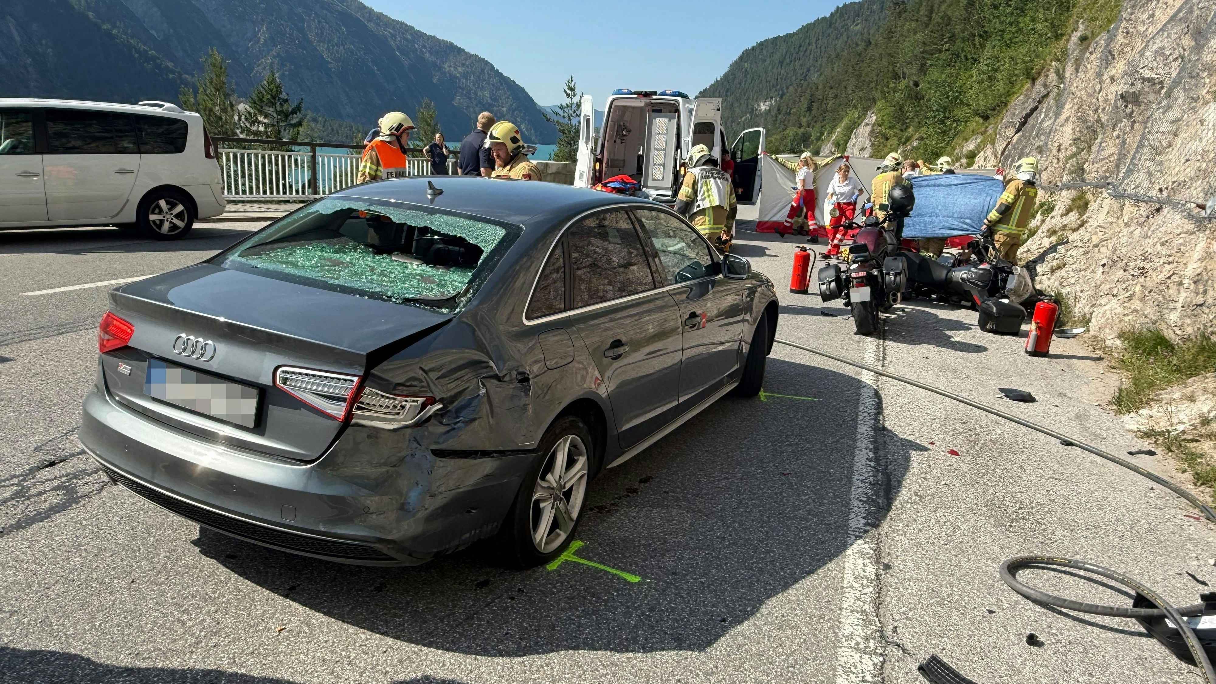 Heute.at - Biker kracht bei Aussichtsplattform in Heck von Audi