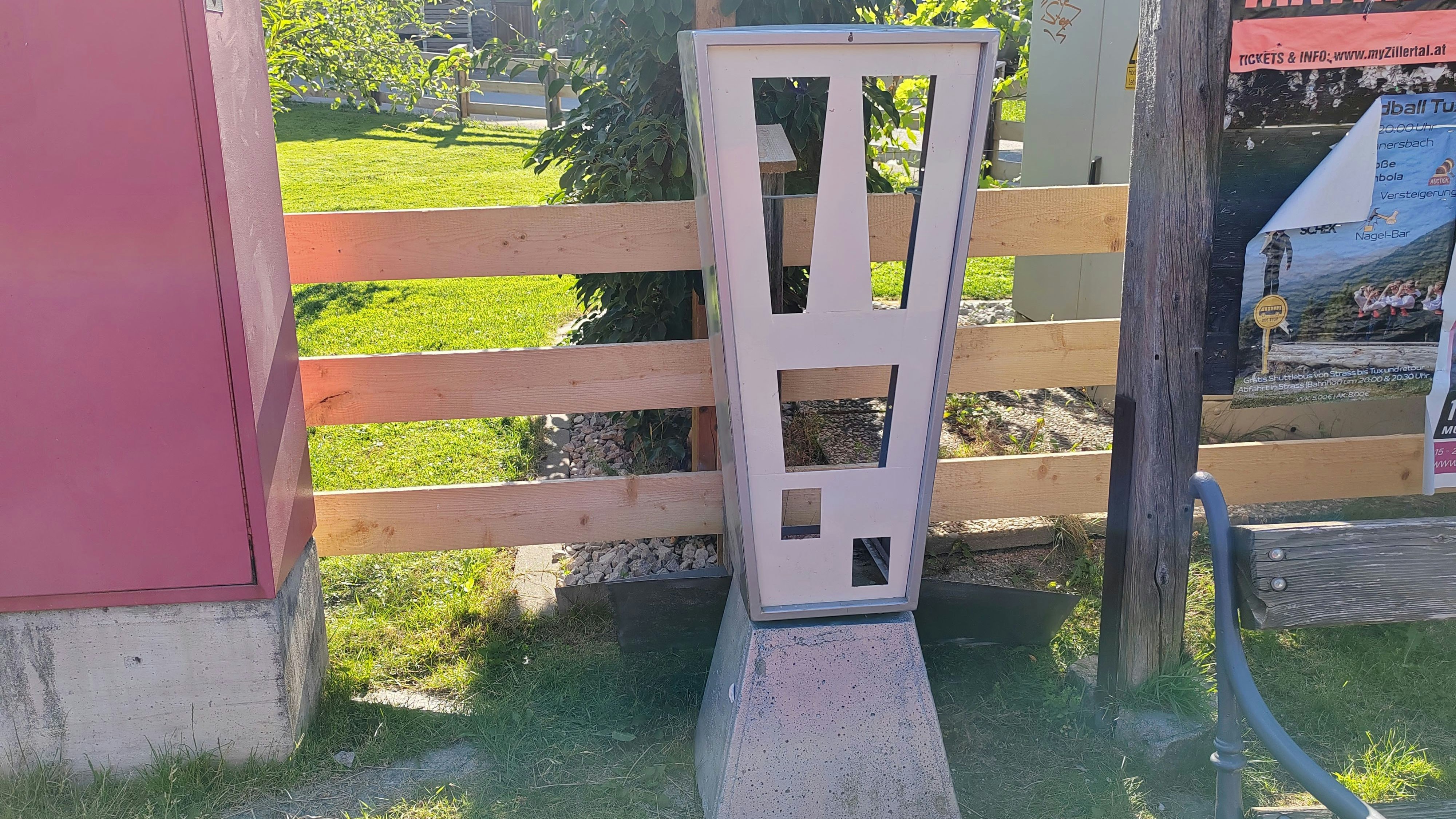 Heute.at - Mäderl (7) bleibt mit Hand in Kaugummiautomat stecken