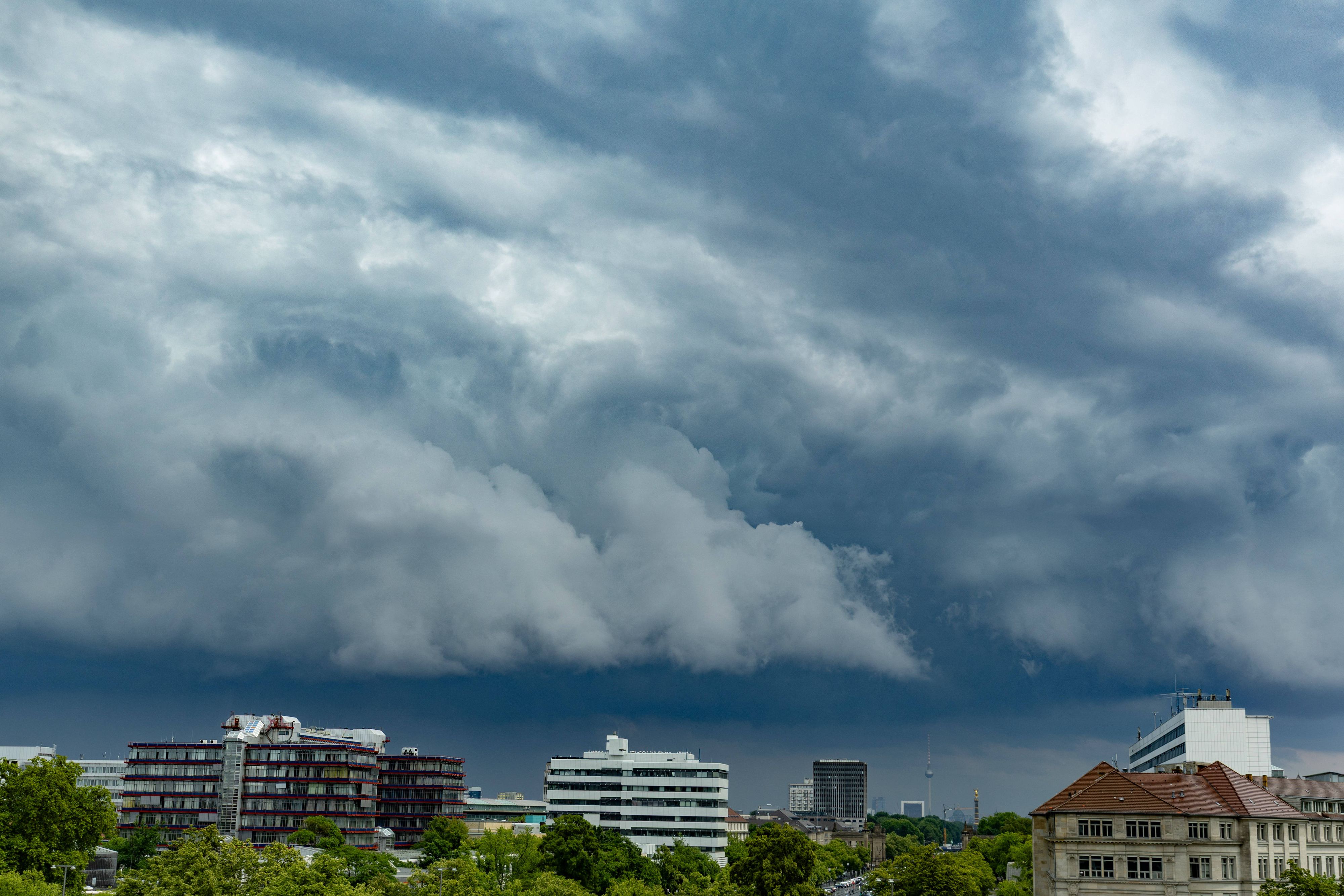 Eine Gewitterfront steuert auf Österreich zu.