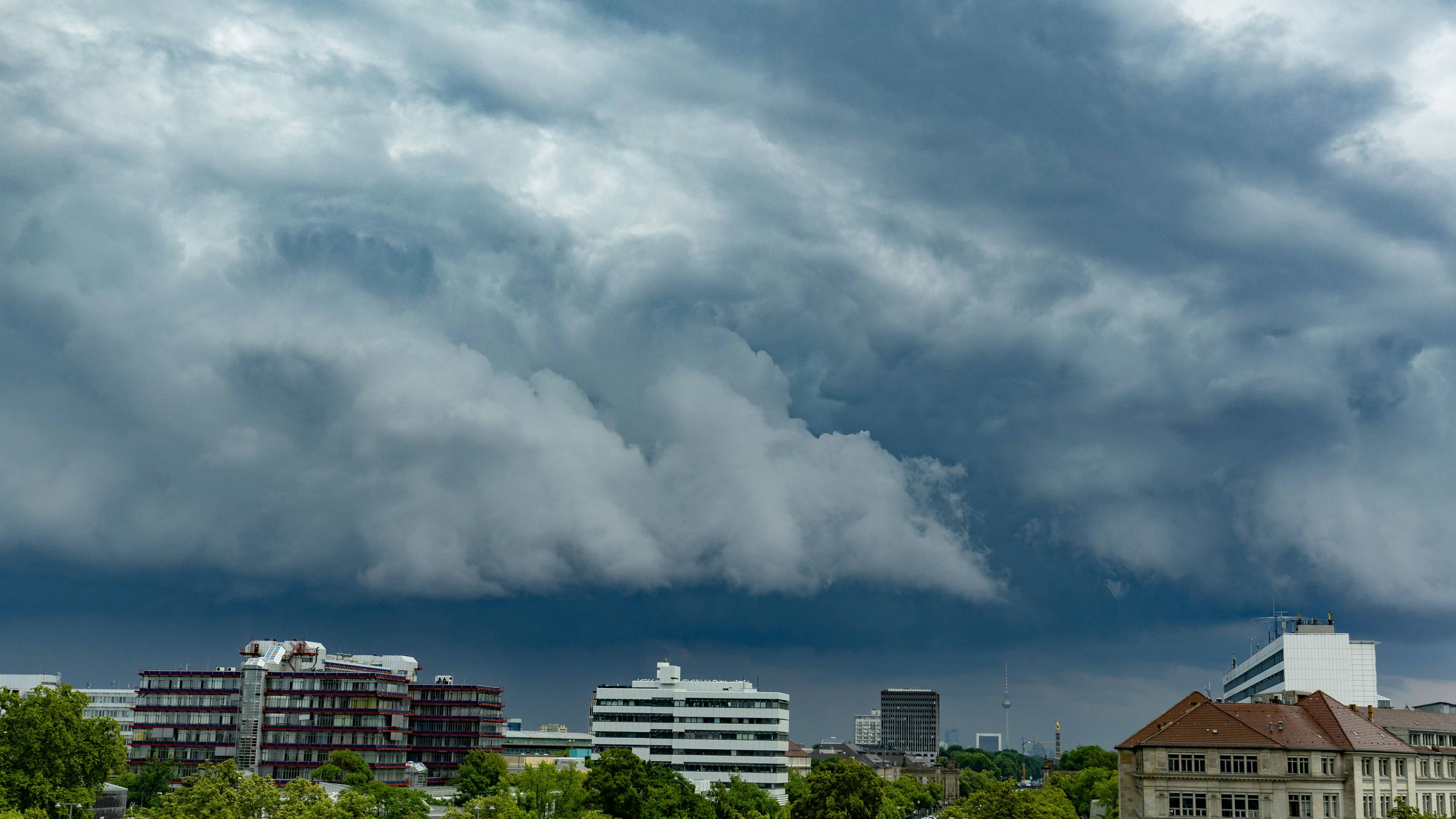 Heute.at - Kaltfront bringt jetzt schwere Gewitter nach Österreich