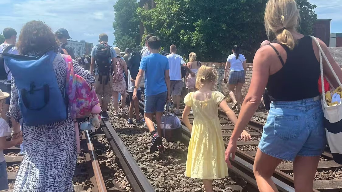 Heute.at - Wie im Ofen: 1.800 Personen in Hitze-Zug gefangen