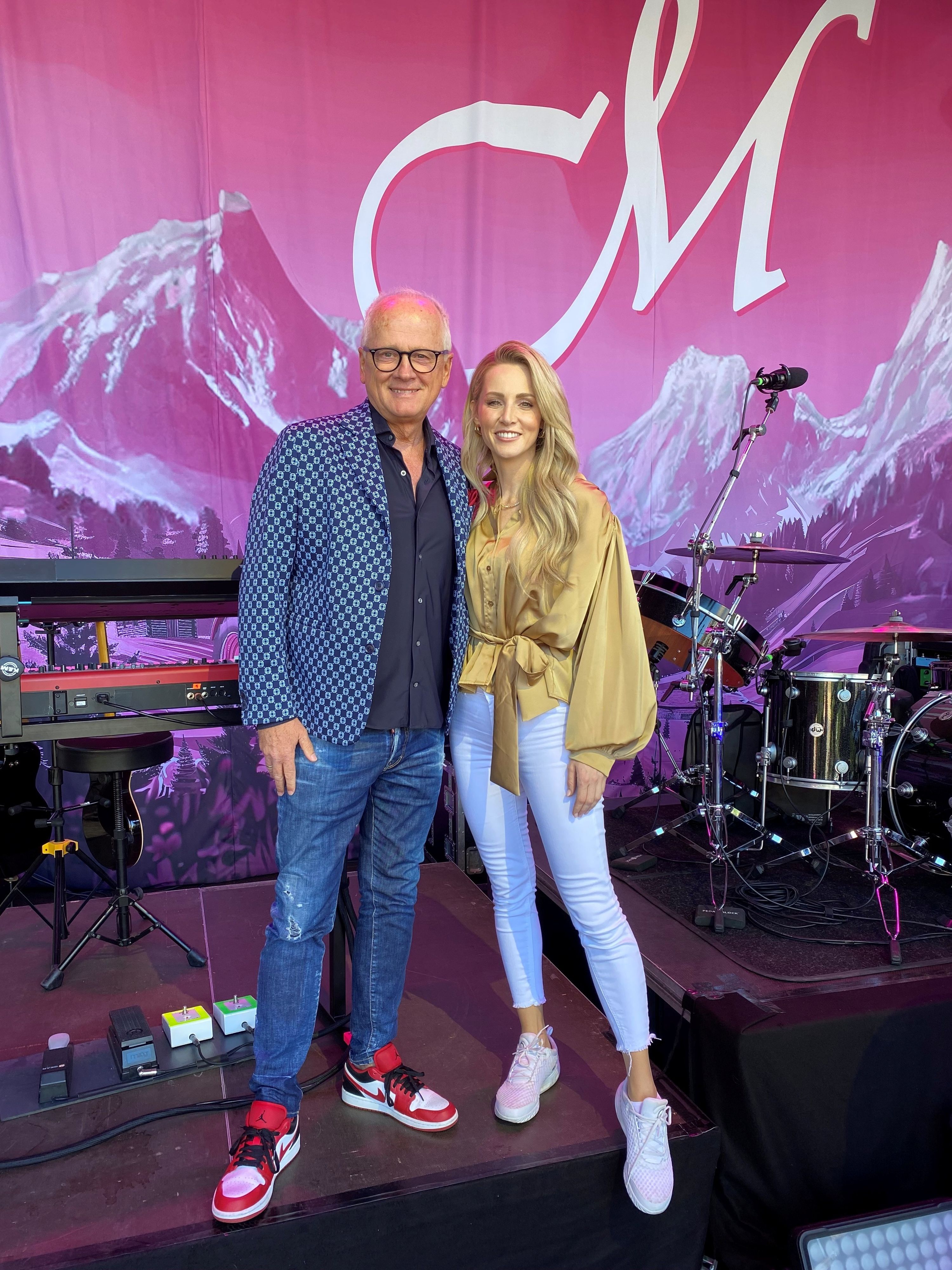 Organisator Andy Marek mit Sängerin Melissa Naschenweng.