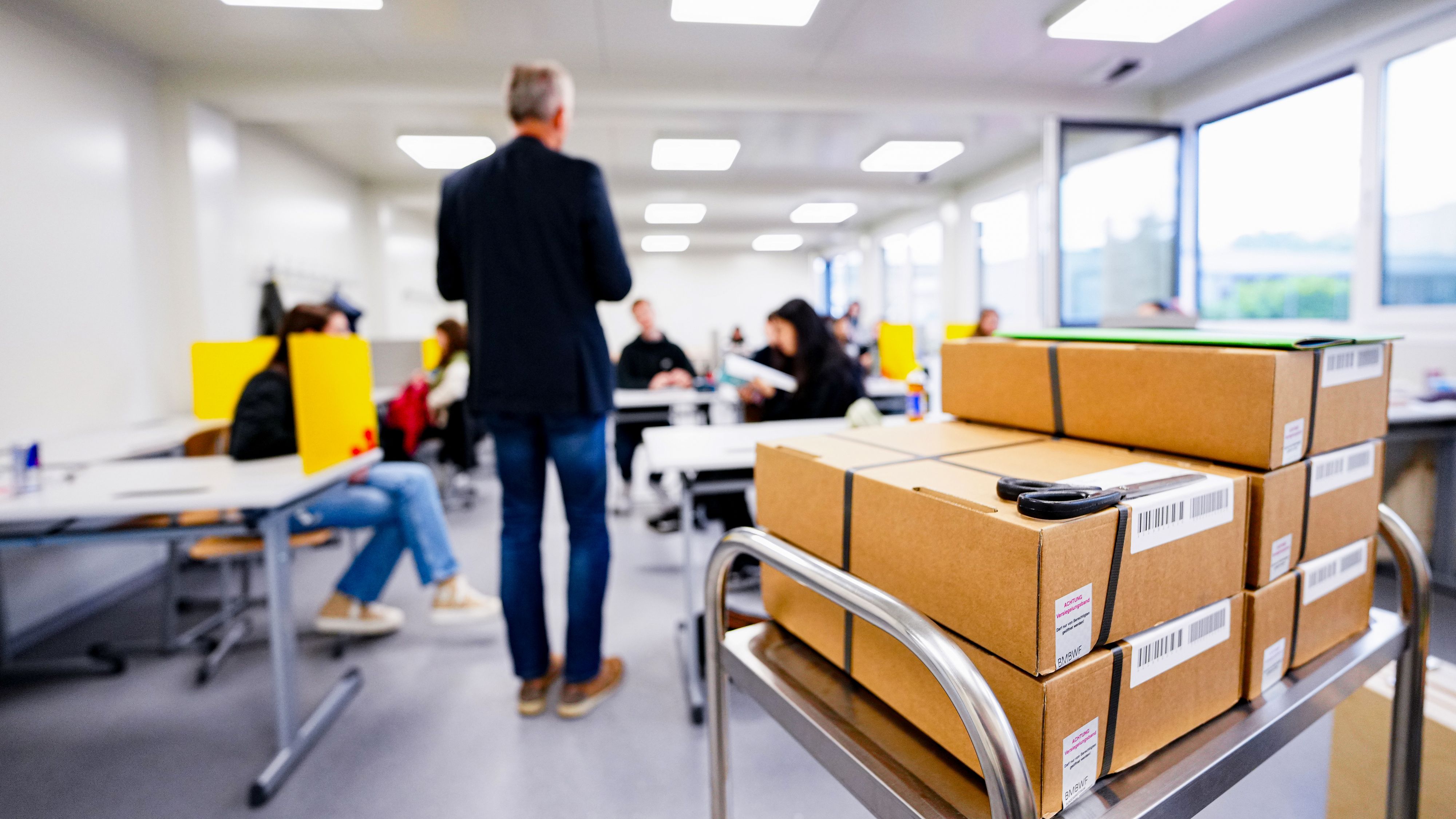 Bei der Zentralmatura erhalten Schulen versiegelten Kartons mit den Prüfungsunterlagen.