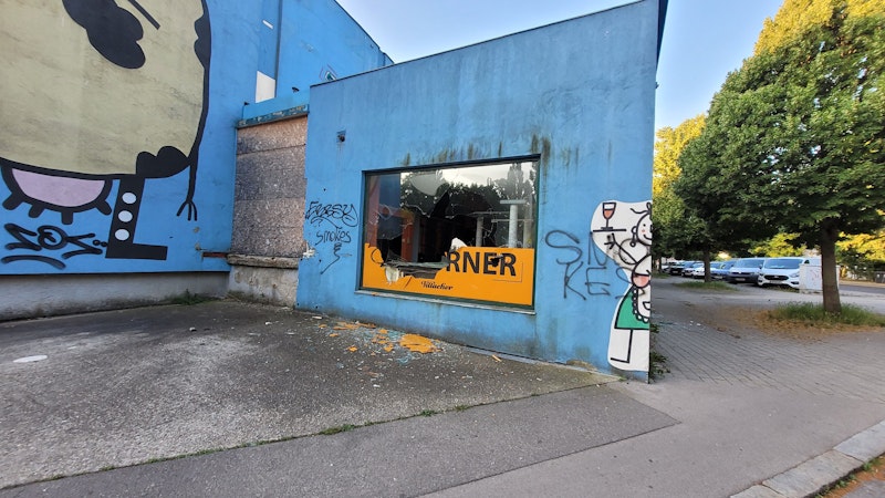 Die Scheibe eines leerstehenden Cafes wurde eingeschlagen, die Kennzeichen von elf Fahrzeugen abgerissen. Danach attackierte und verletzte das Duo.