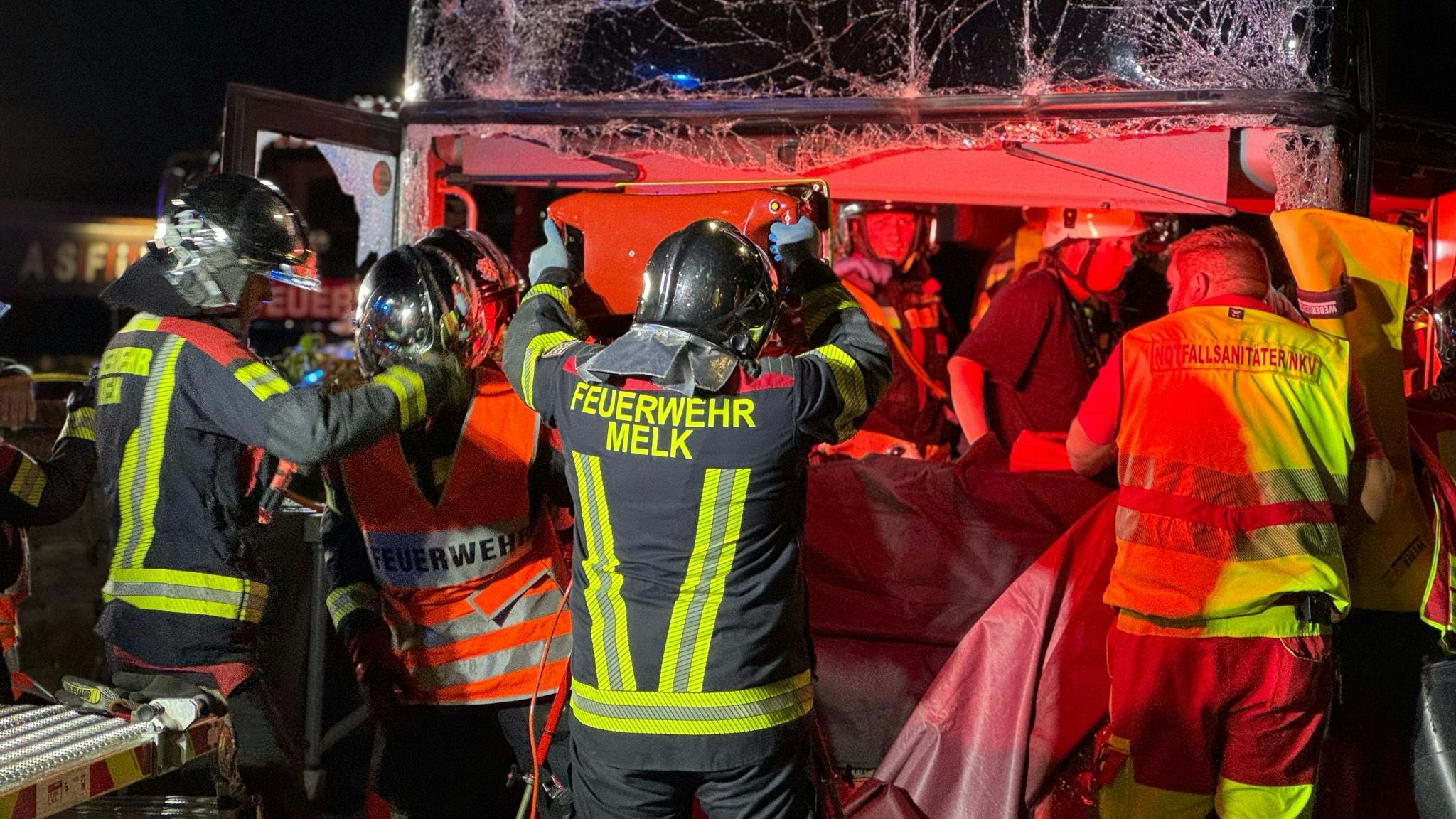 Heute.at - Horror-Crash auf A1: Bus mit 55 Personen rammt Lkw