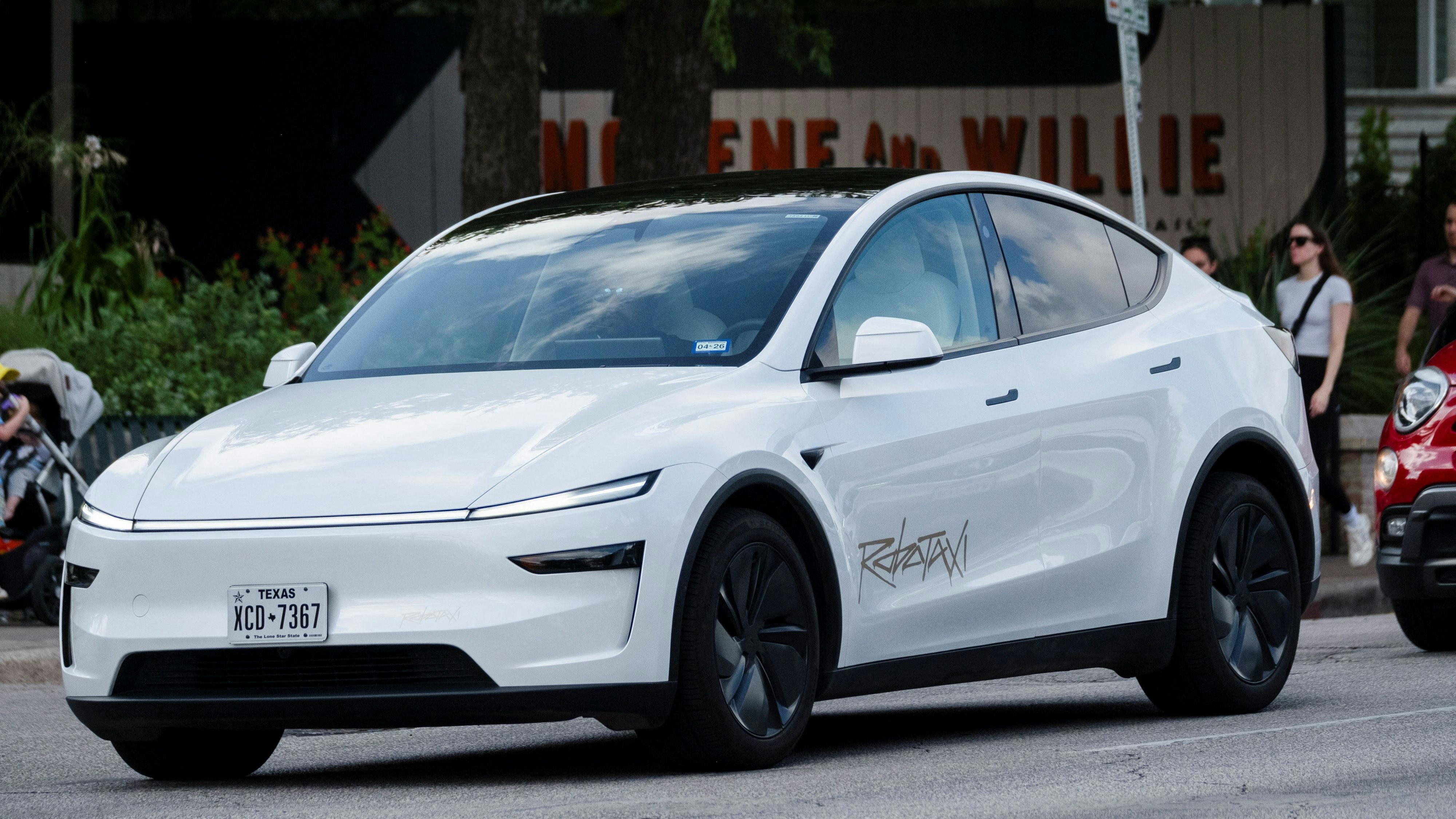 Heute.at - Nach langem Warten: Tesla-Robotaxi in Betrieb