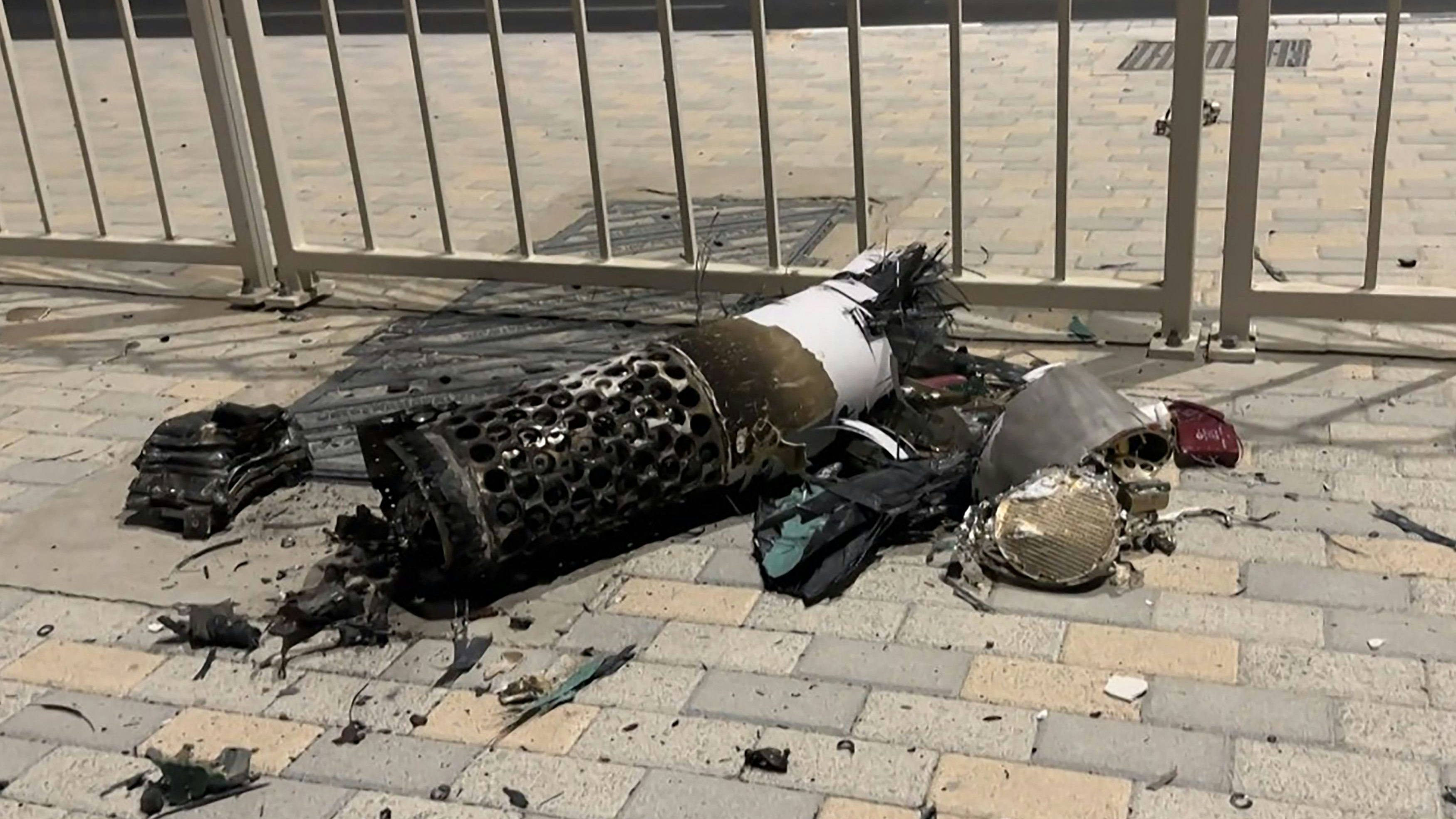 Überreste einer iranischen Rakete, die über Katar abgefangen wurde und  auf einem Gehweg in der Nähe eines Zauns landeten