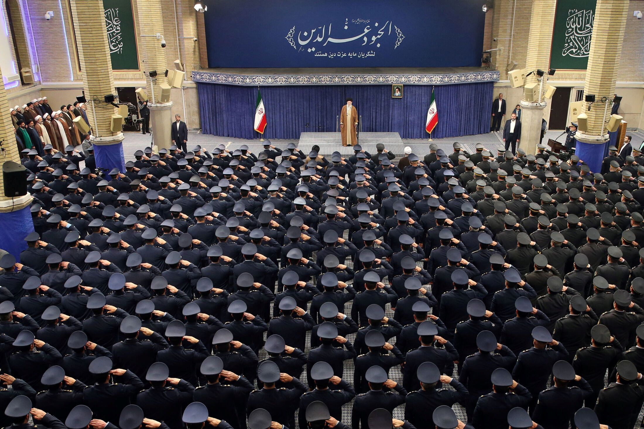Unbedingter Gehorsam: Khamenei und Luftwaffenoffiziere beim Abspielen der Nationalhymne