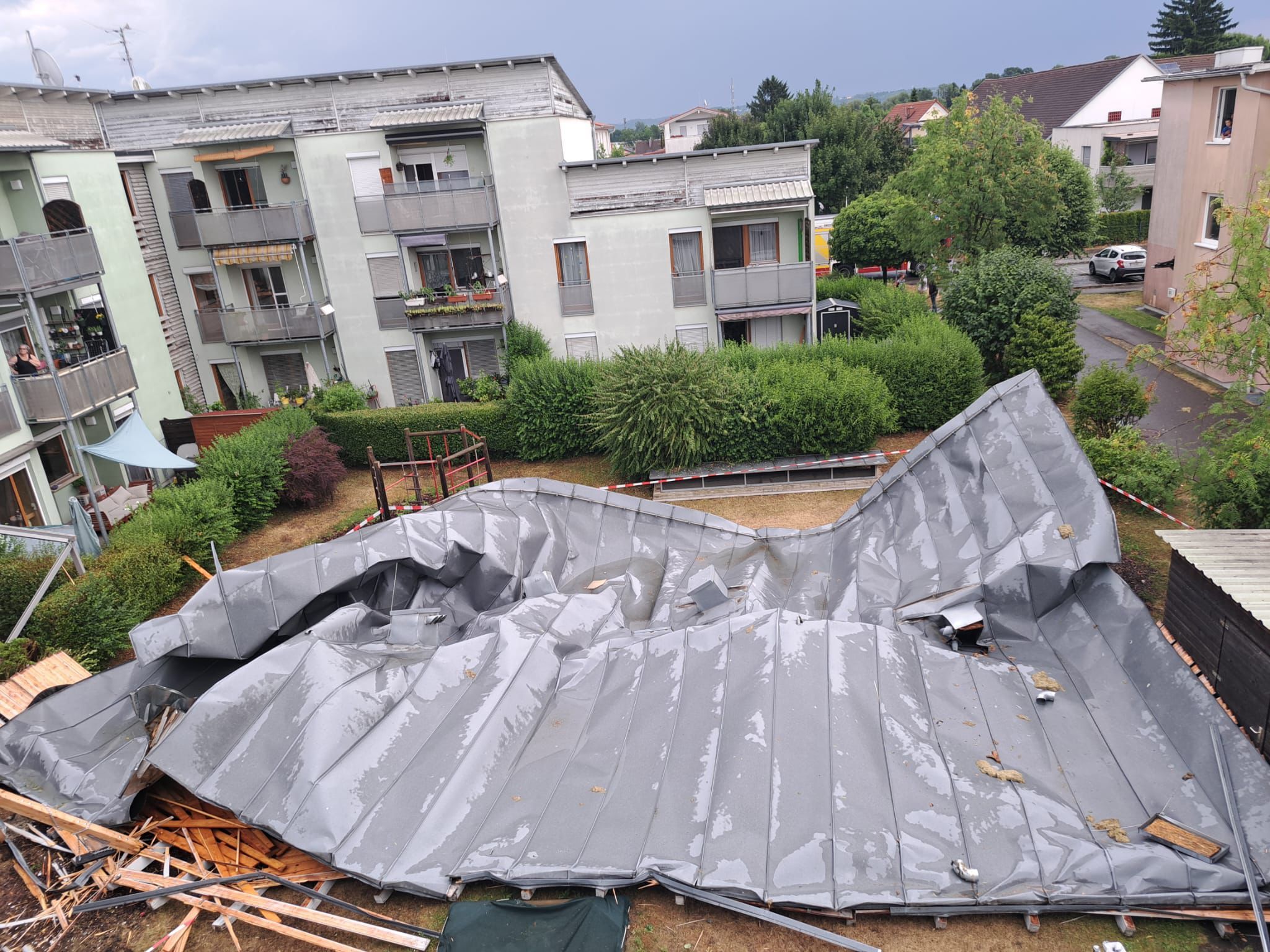 In Graz-Puntigam wurde das Blechdach eines Hauses einfach vollständig abgetragen.
