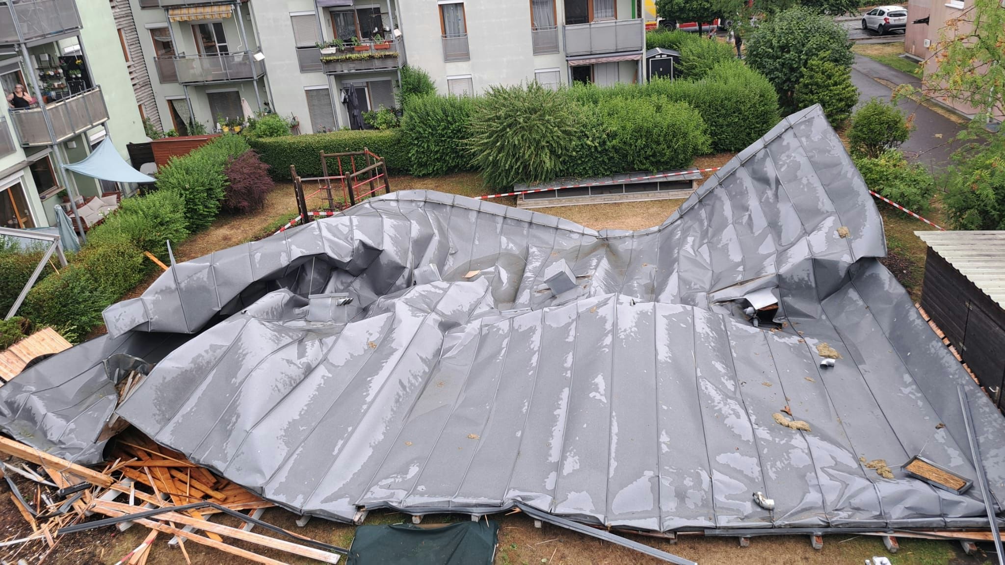 Heute.at - Unwetter reißt Dach komplett weg, alles unter Wasser