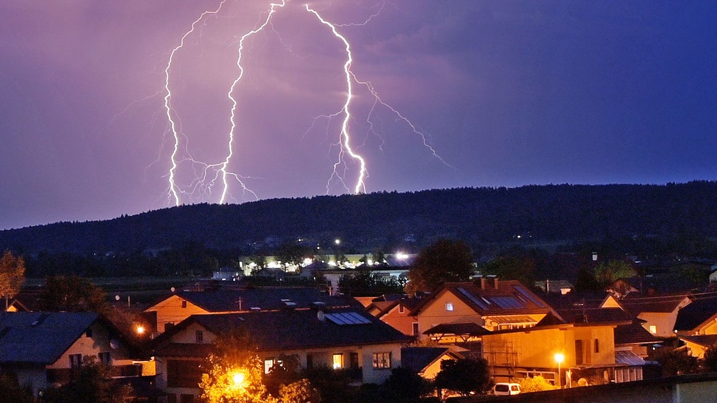 Blitze bei einem Gewitter über Braunau. Archivbild.