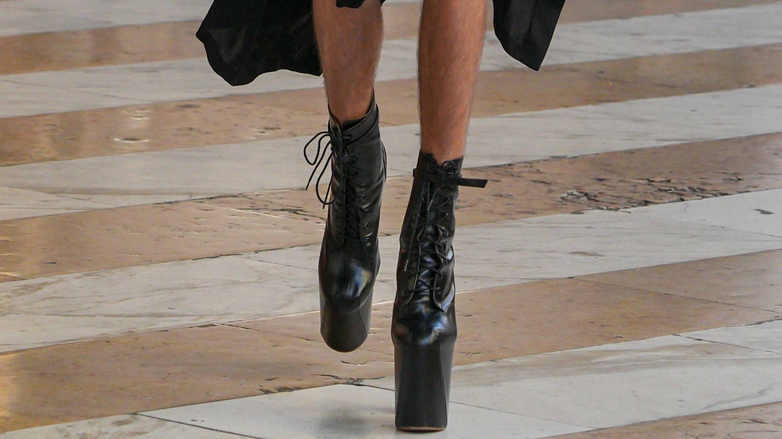 Solche Plateauschuhe wurden Naomi Campbell 1993 zum Verhängnis.