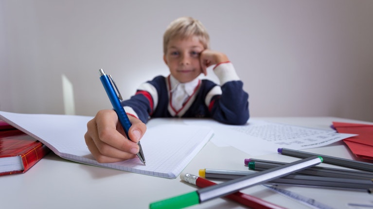 Deutschland debattiert über die Abschaffung der Schulschrift. In Österreich herrscht Wildwuchs, jede Lehrerin entscheidet selbst, was sie unterrichtet. Dabei kommt die weltbeste Schulschrift aus Wien, setzt sich aber nicht durch. Niki Glattauer erklärt die Posse.