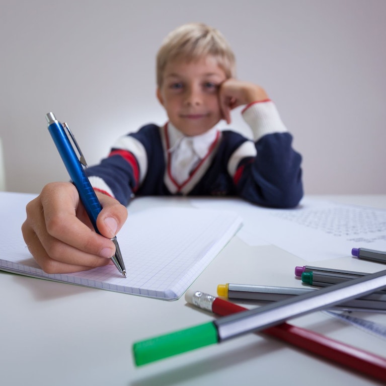 Deutschland debattiert über die Abschaffung der Schulschrift. In Österreich herrscht Wildwuchs, jede Lehrerin entscheidet selbst, was sie unterrichtet. Dabei kommt die weltbeste Schulschrift aus Wien, setzt sich aber nicht durch. Niki Glattauer erklärt die Posse.