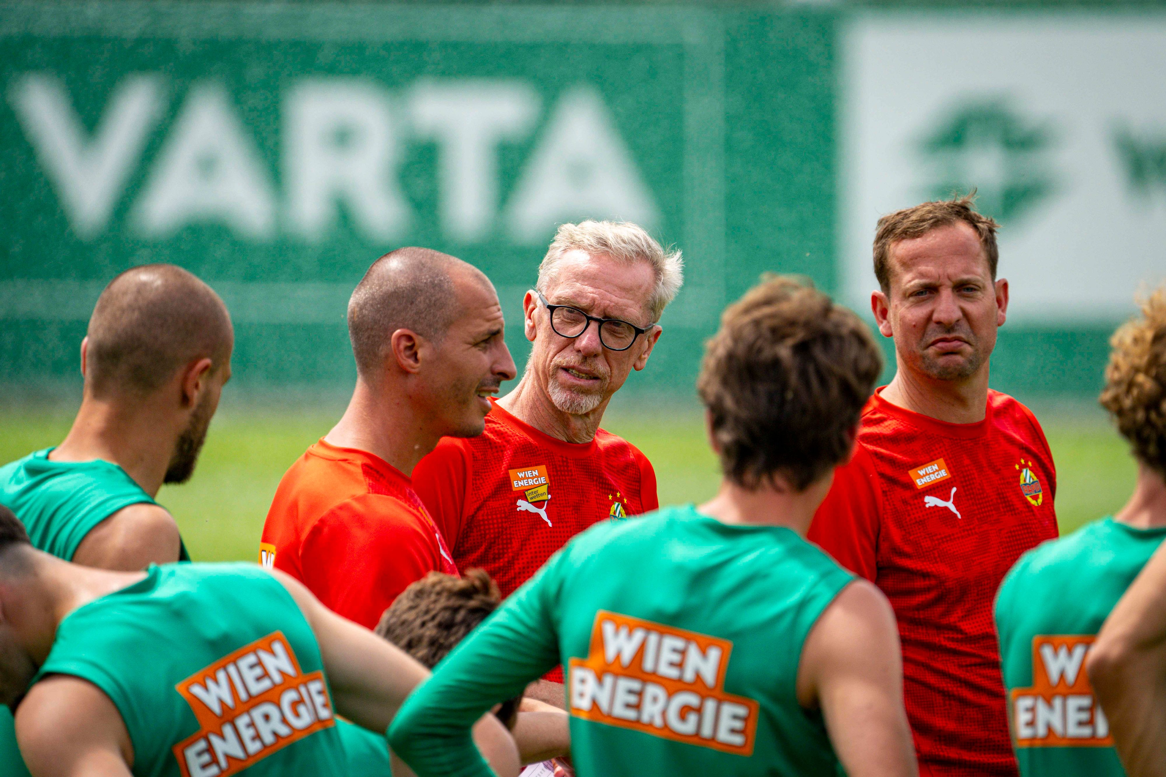 Peter Stöger mit seinen Assistenten Stefan Kulovits (l.) und Thomas Sageder (r.).