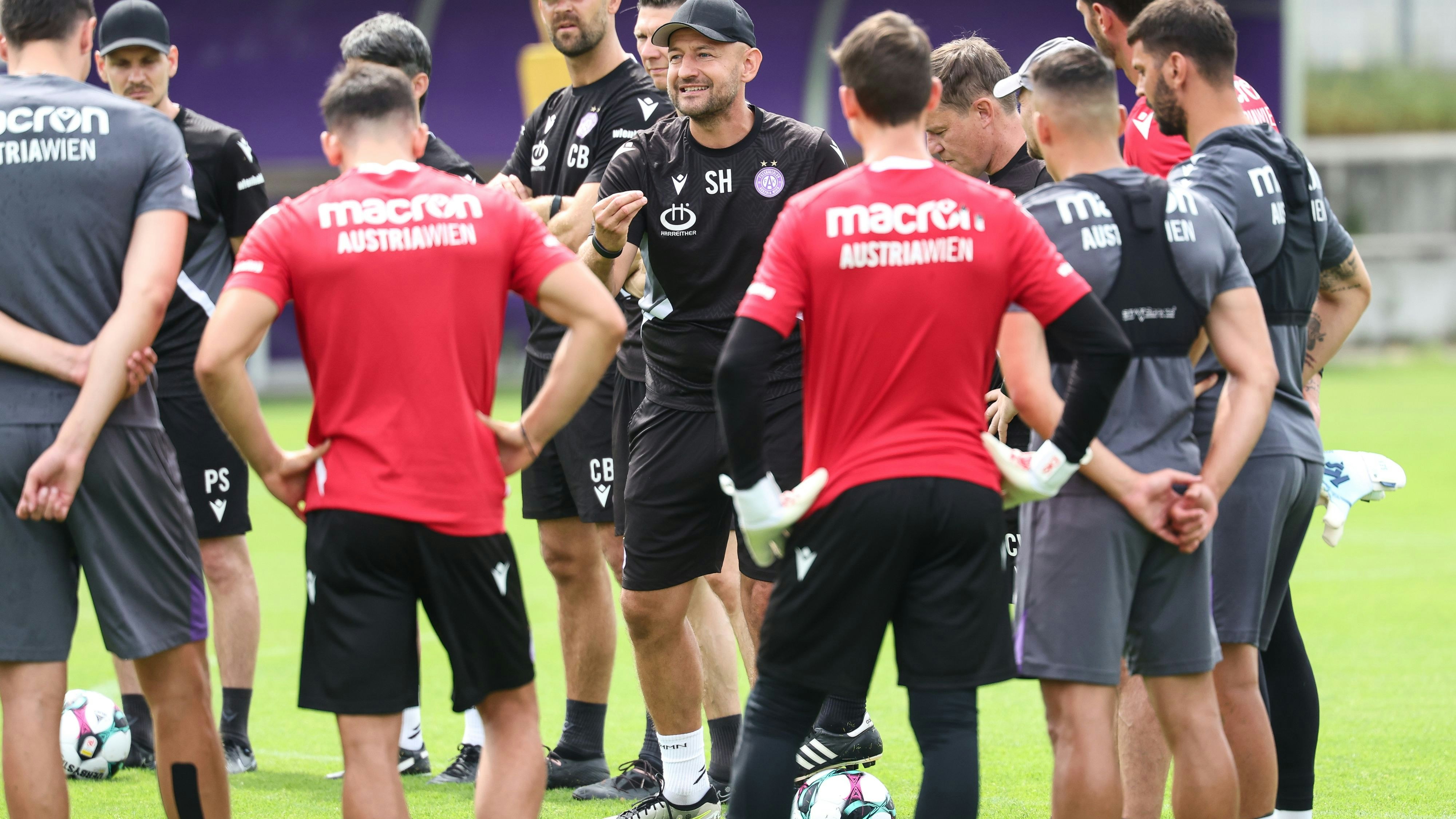 Trainer Stephan Helm bei der Ansprache.