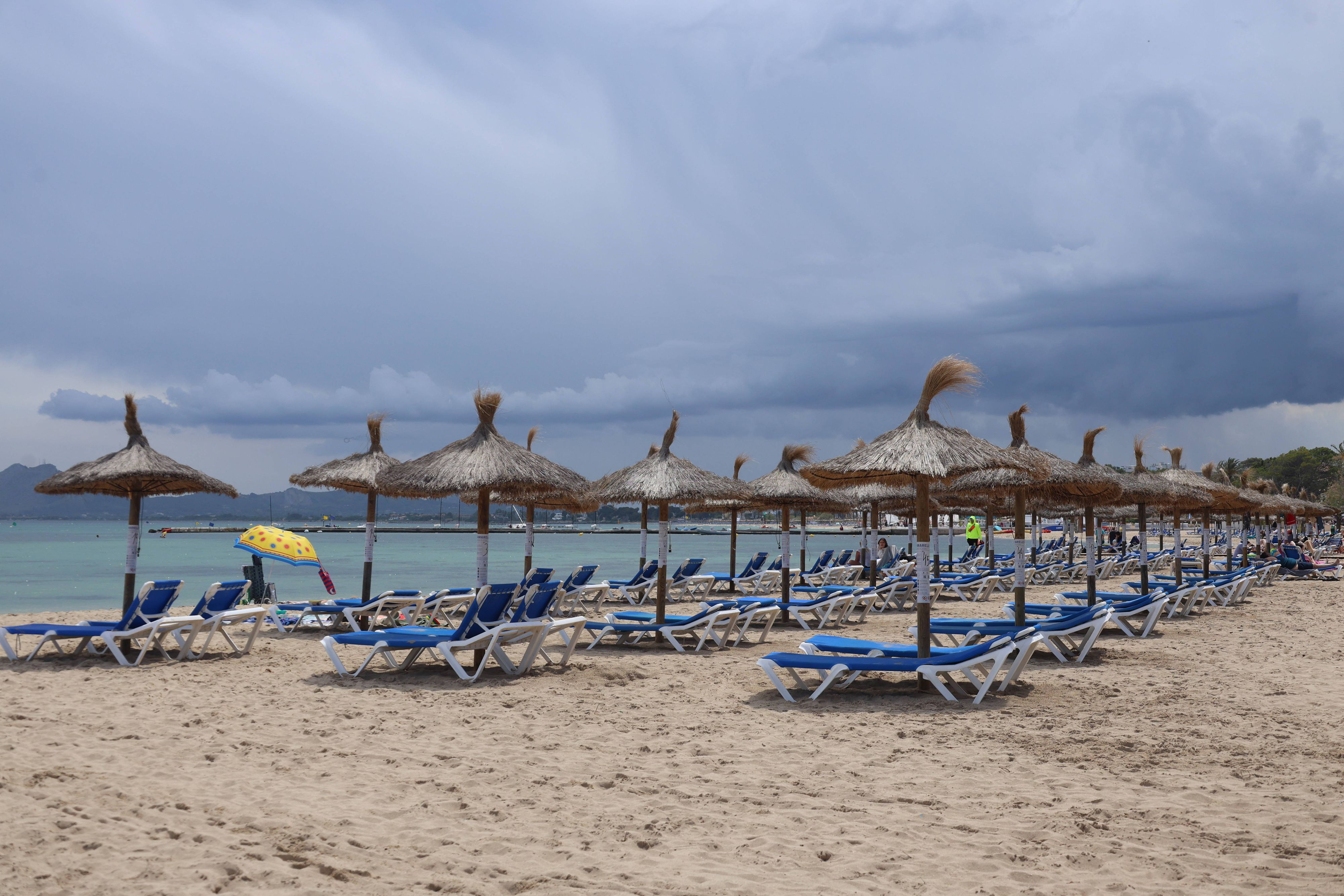 Der Strand musste vorübergehend gesperrt werden. Symbolbild.