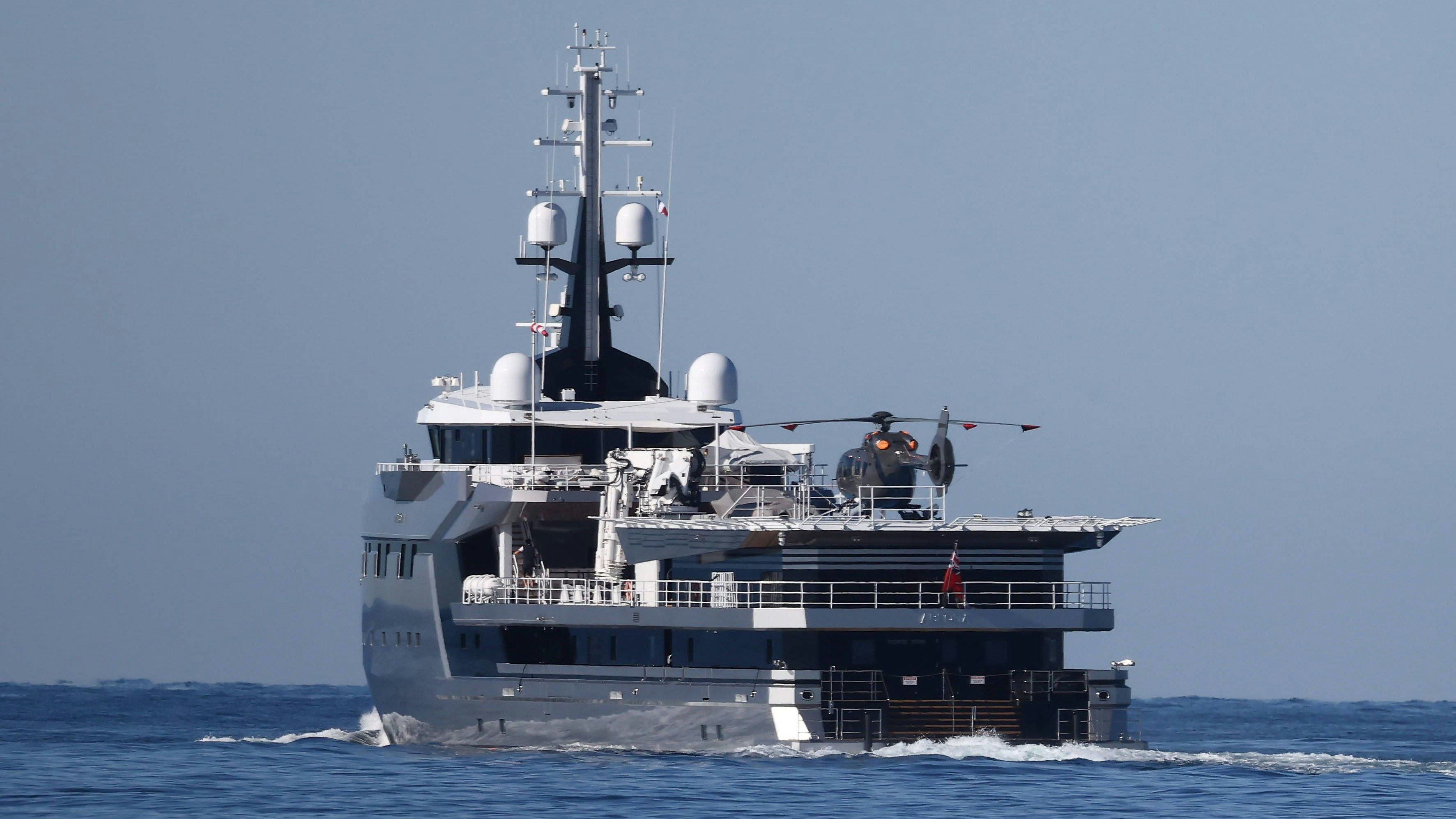 Die 75 Meter lange "Abeona", das Begleitschiff von Bezos' Segeljacht Koru – Hubschrauberlandeplatz und Mini-U-Boot inklusive