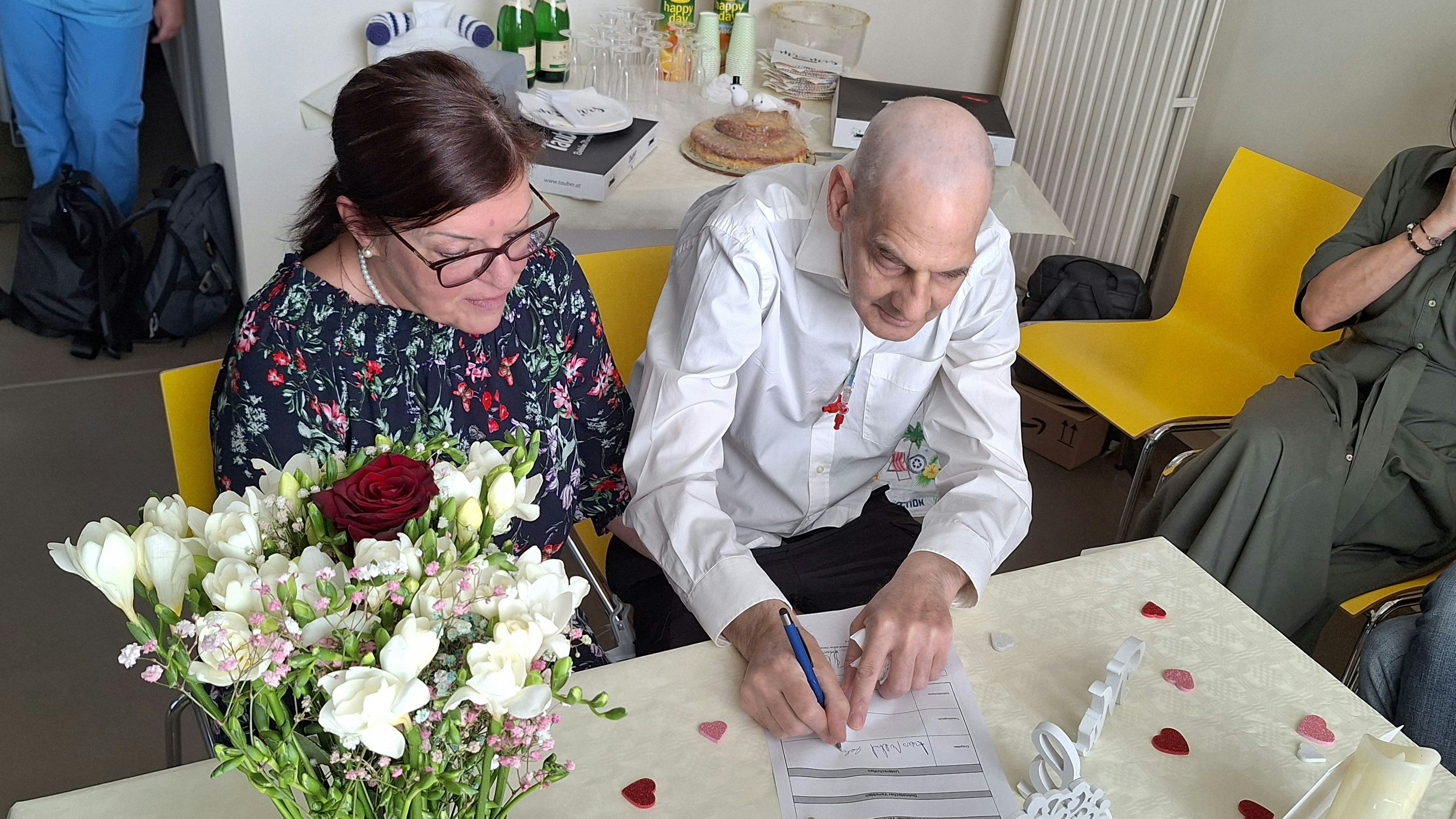 Waltraud und Johannes beim Unterzeichnen der Heiratsurkunde.