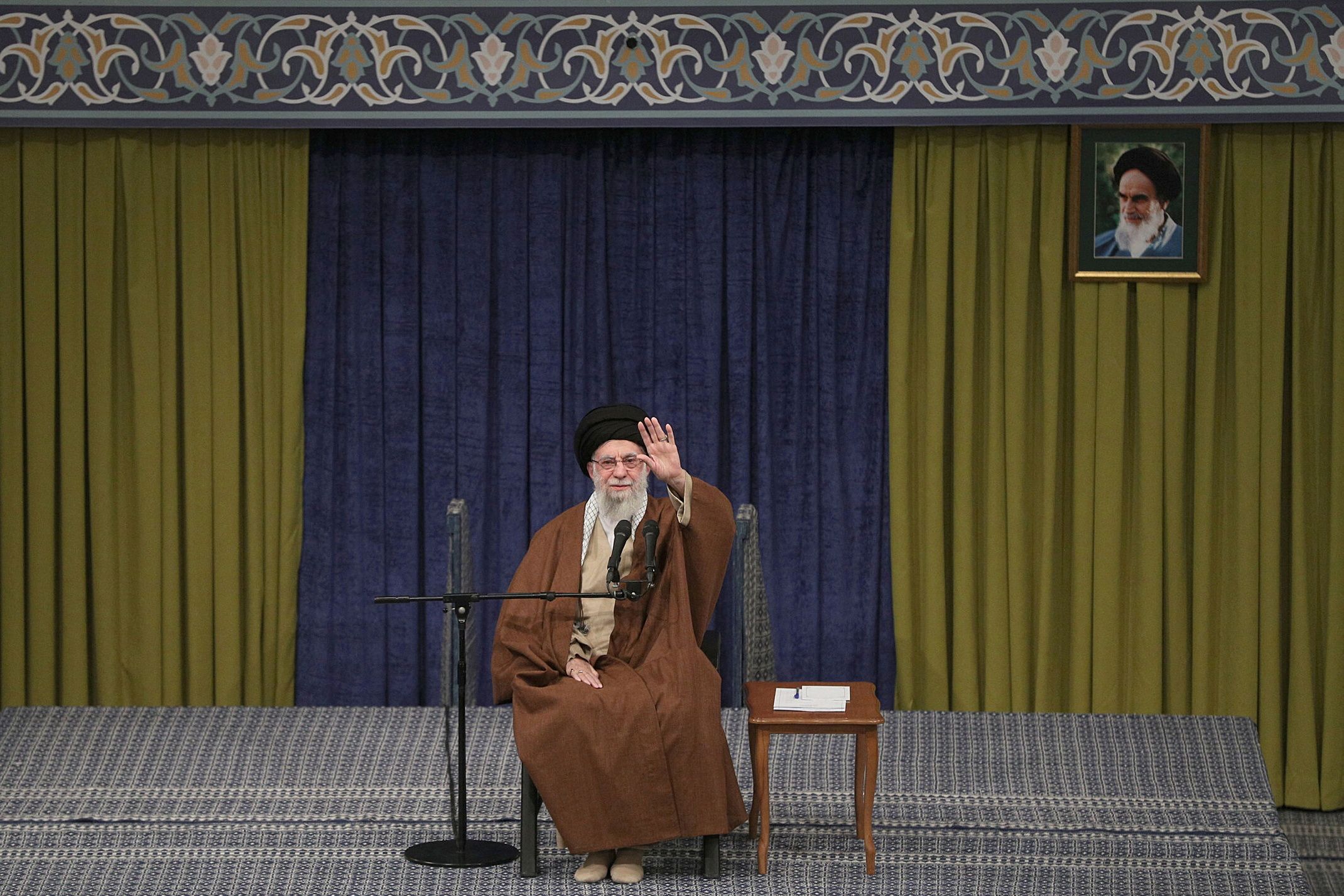 Der oberste Führer des Iran, Ayatollah Ali Khamenei, während einer Sitzung in Teheran im Dezember 2024