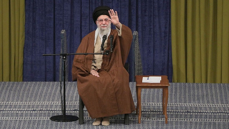 Er verwaltet ein Milliarden-Vermögen, hat eine Miliz von 1 Million Mann an der Seite, sein rechter Arm ist gelähmt. Ayatollah Khamenei, Irans oberster Führer, wurde oft unterschätzt. Nun überlebte er den Israel-Angriff. Überlebt er auch den Waffenstillstand?