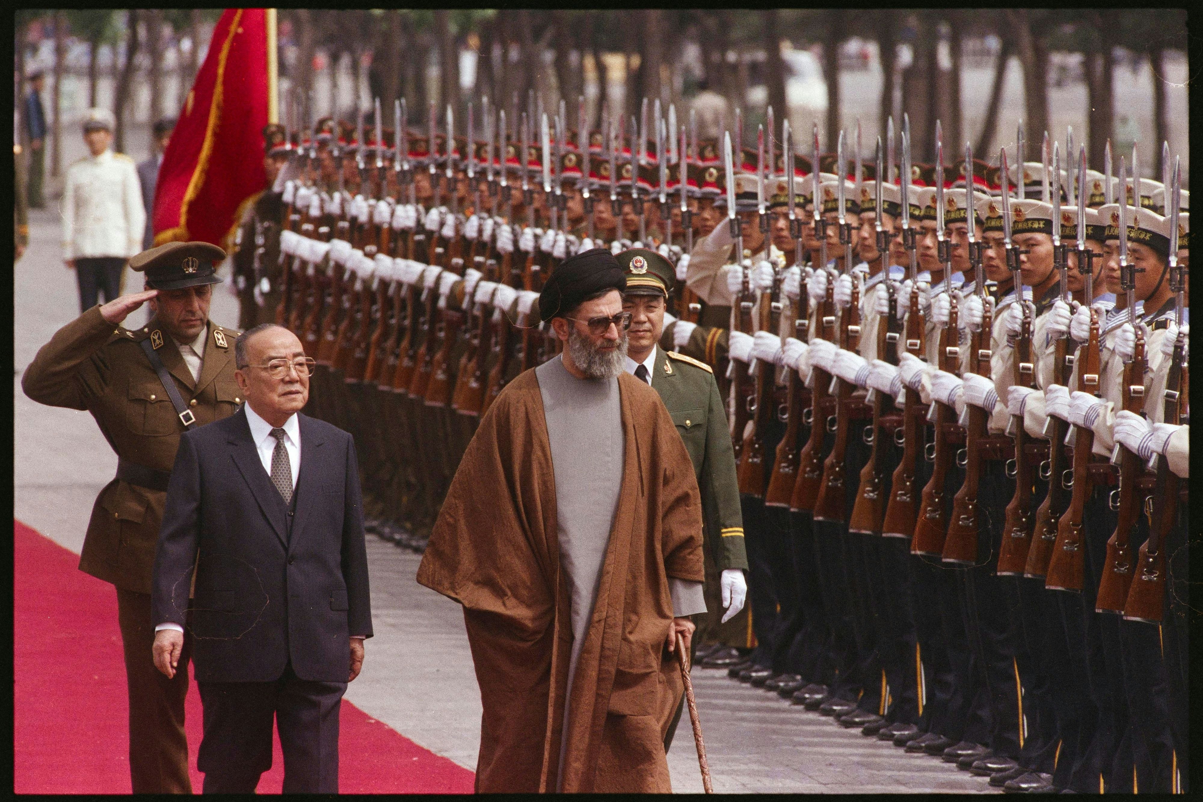 Ali Khamenei 1989 beim Abschreiten der Ehrengarde in Peking 